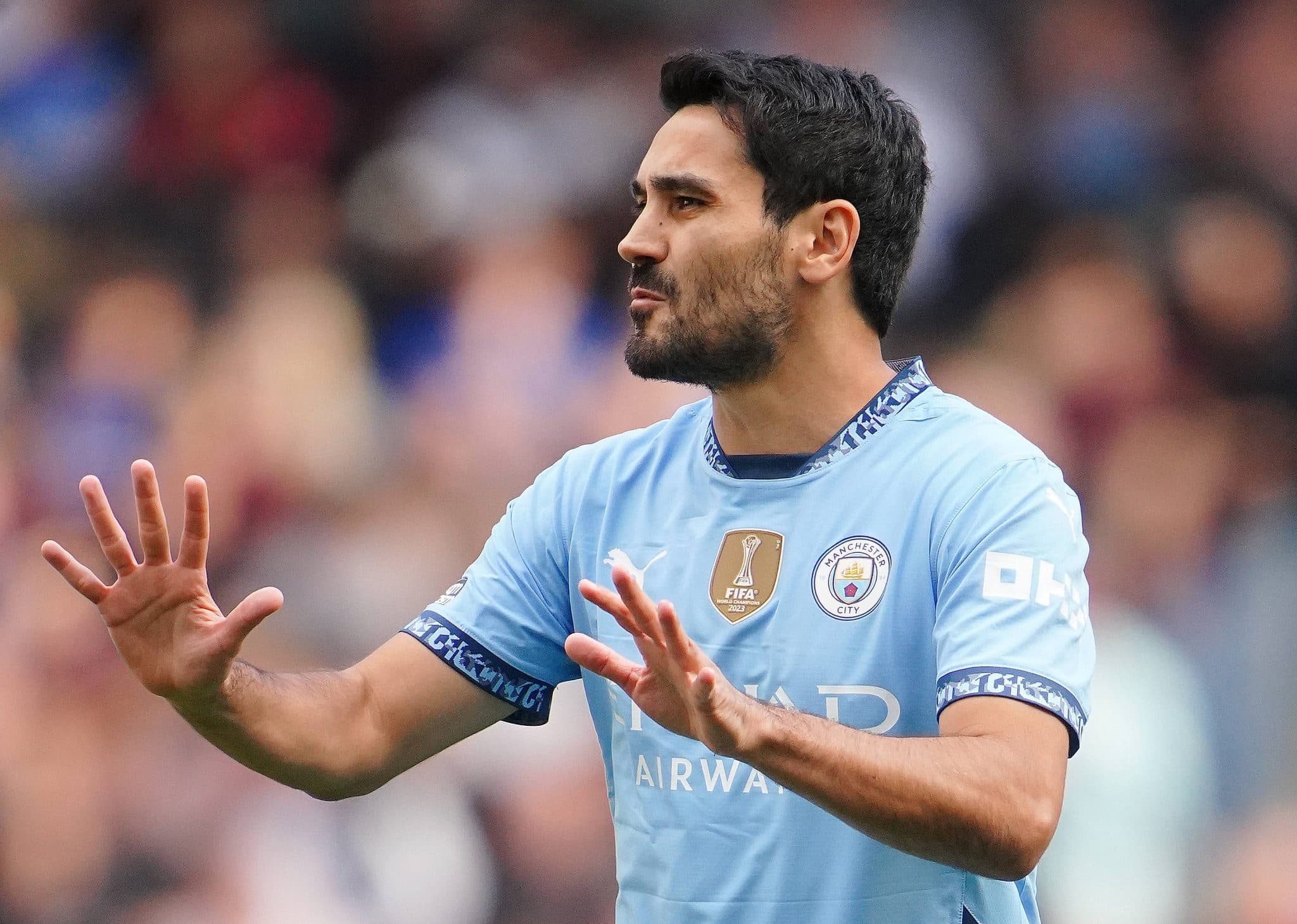 De volta para casa: G&uuml;ndogan &eacute; ovacionado em retorno ao Manchester City