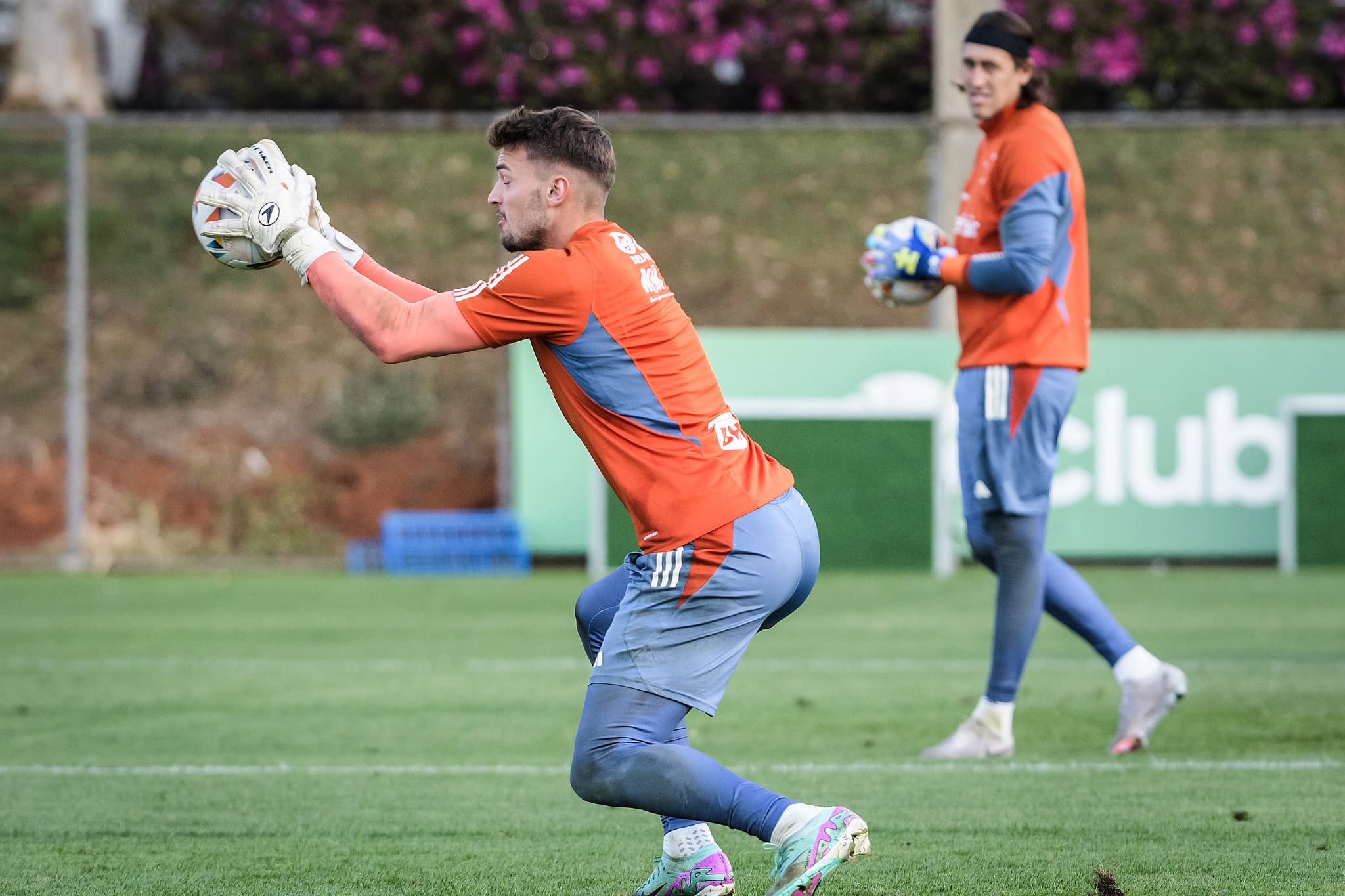 C&aacute;ssio observa Gabriel Grando em treinamento do Cruzeiro