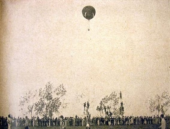 O bal&atilde;o Huracan sobrevoando a partida entre River Plate e Belgrano Athletic