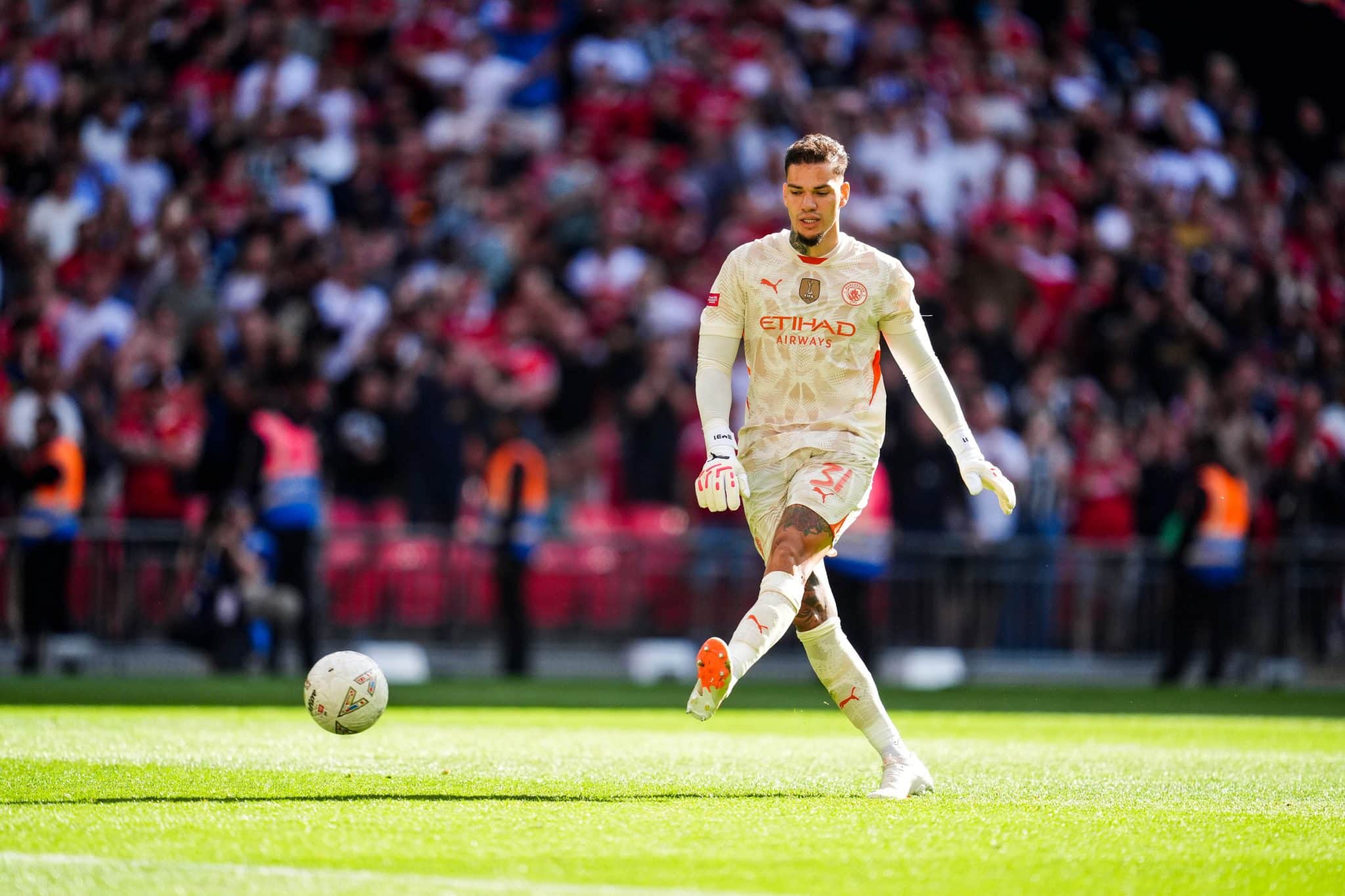 Ederson cobra um dos p&ecirc;naltis da final da Supercopa da Inglaterra