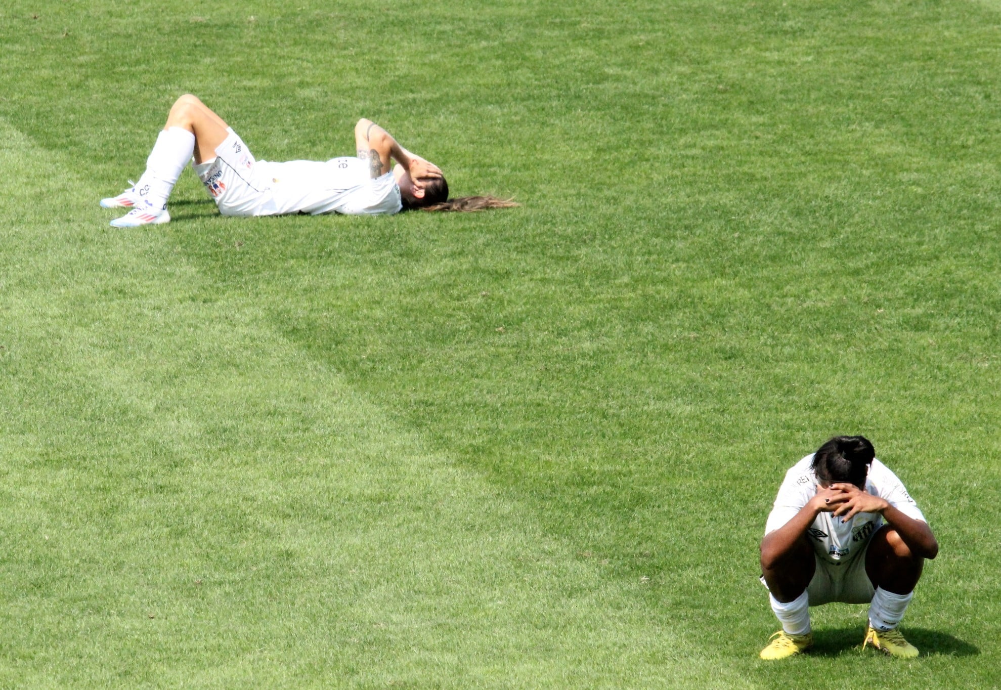 Mili Mendendez e Paola desabam no gramado