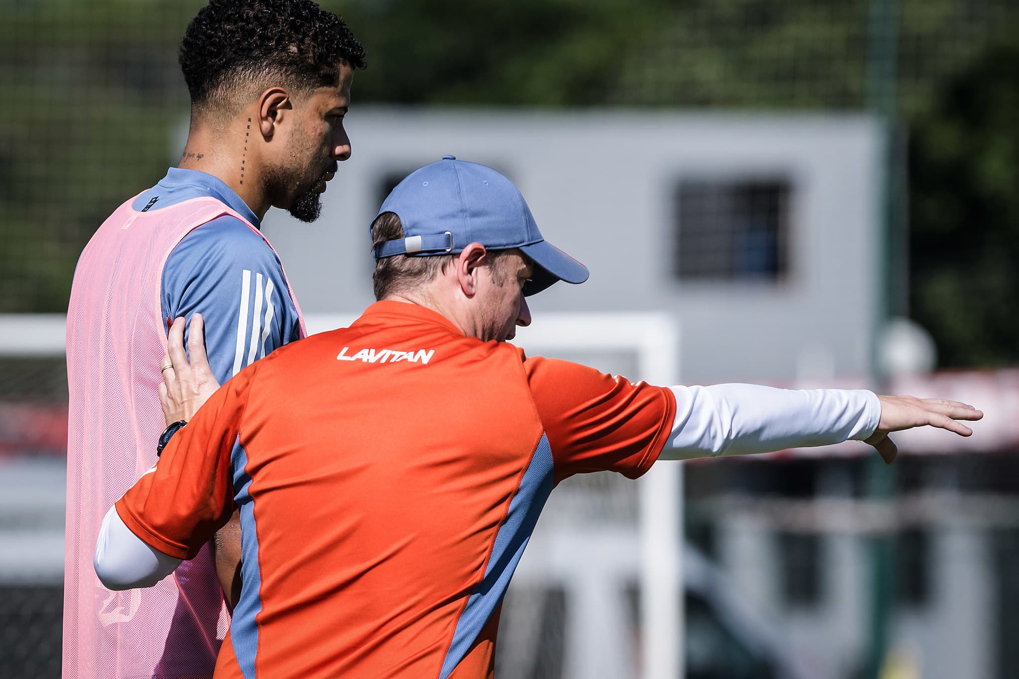 Fernando Seabra orienta zagueiro Jo&atilde;o Marcelo em treinamento do Cruzeiro