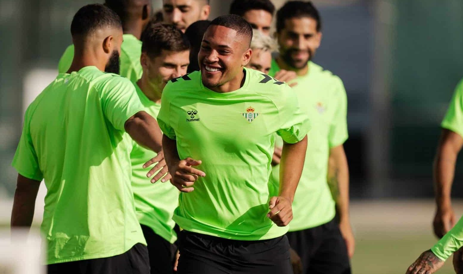 Treinador revela planos do Barcelona para Vitor Roque ap&oacute;s empr&eacute;stimo ao Betis