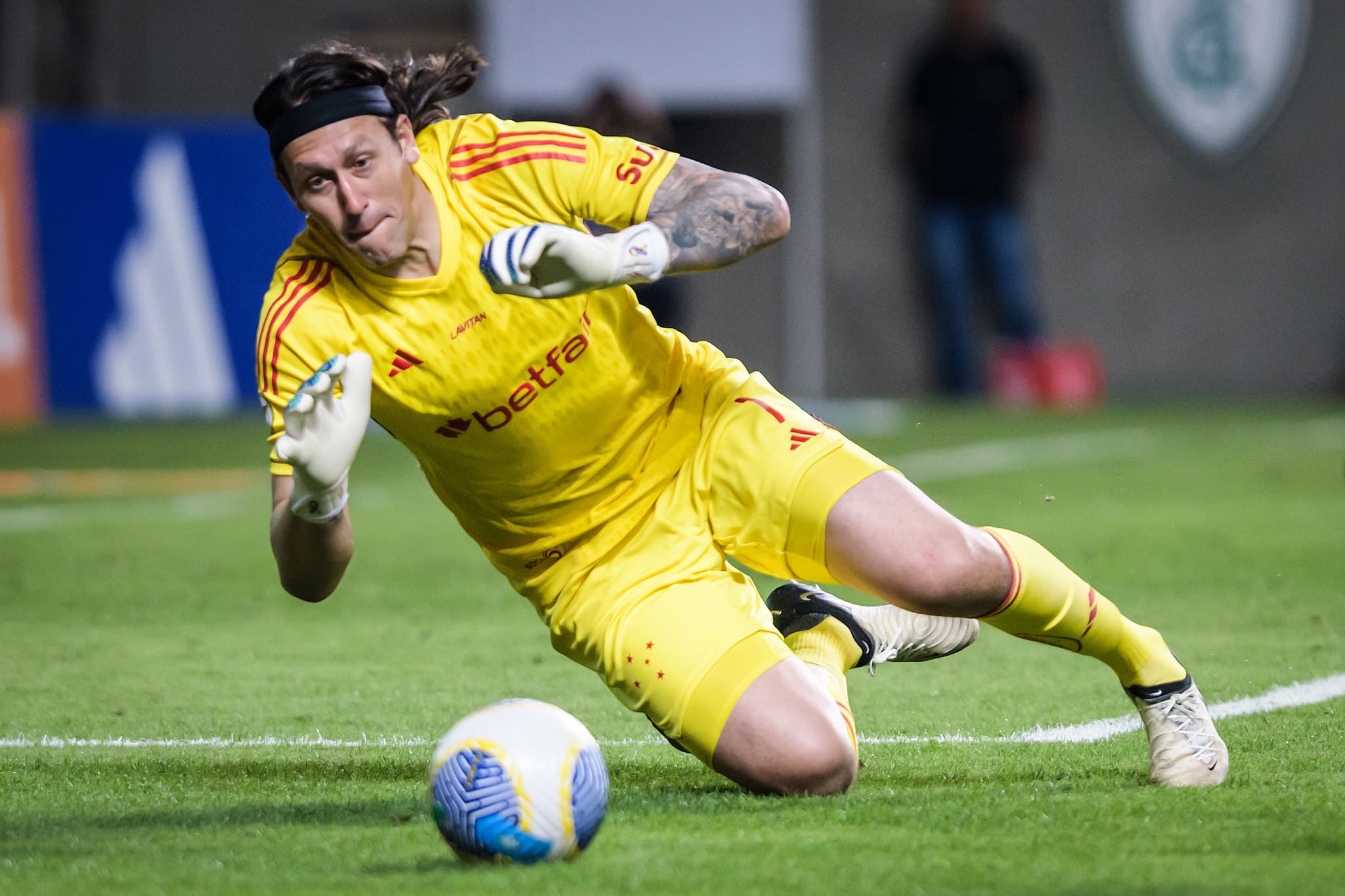 Goleiro C&aacute;ssio em a&ccedil;&atilde;o pelo Cruzeiro