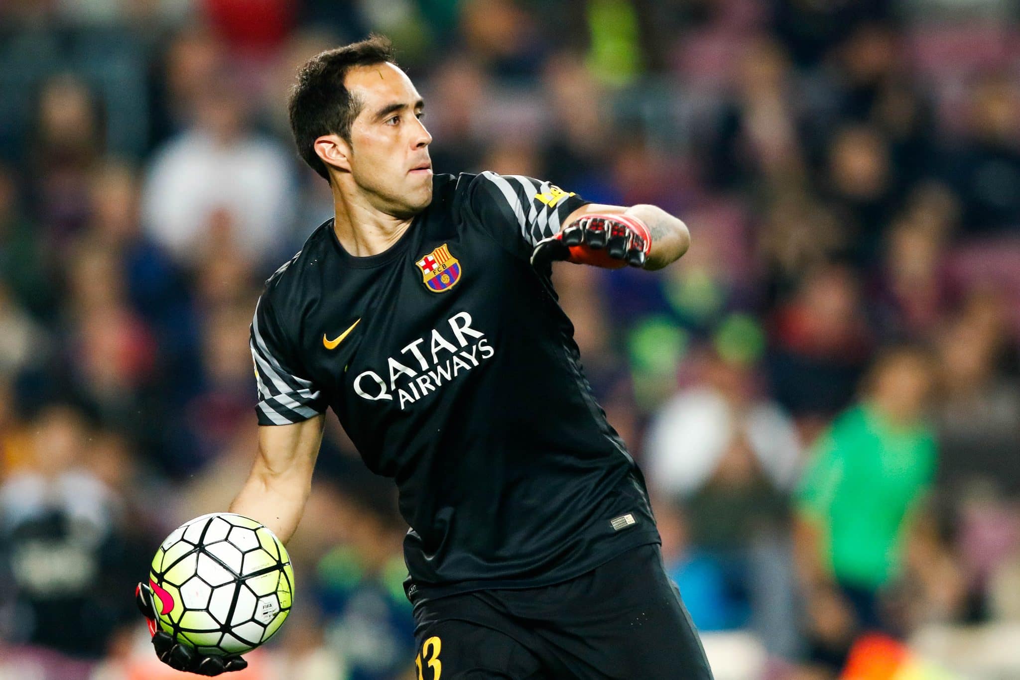 O goleiro Claudio Bravo foi campe&atilde;o da Champions Legue em 2015 com o  Barcelona. Foto: Icon Sport