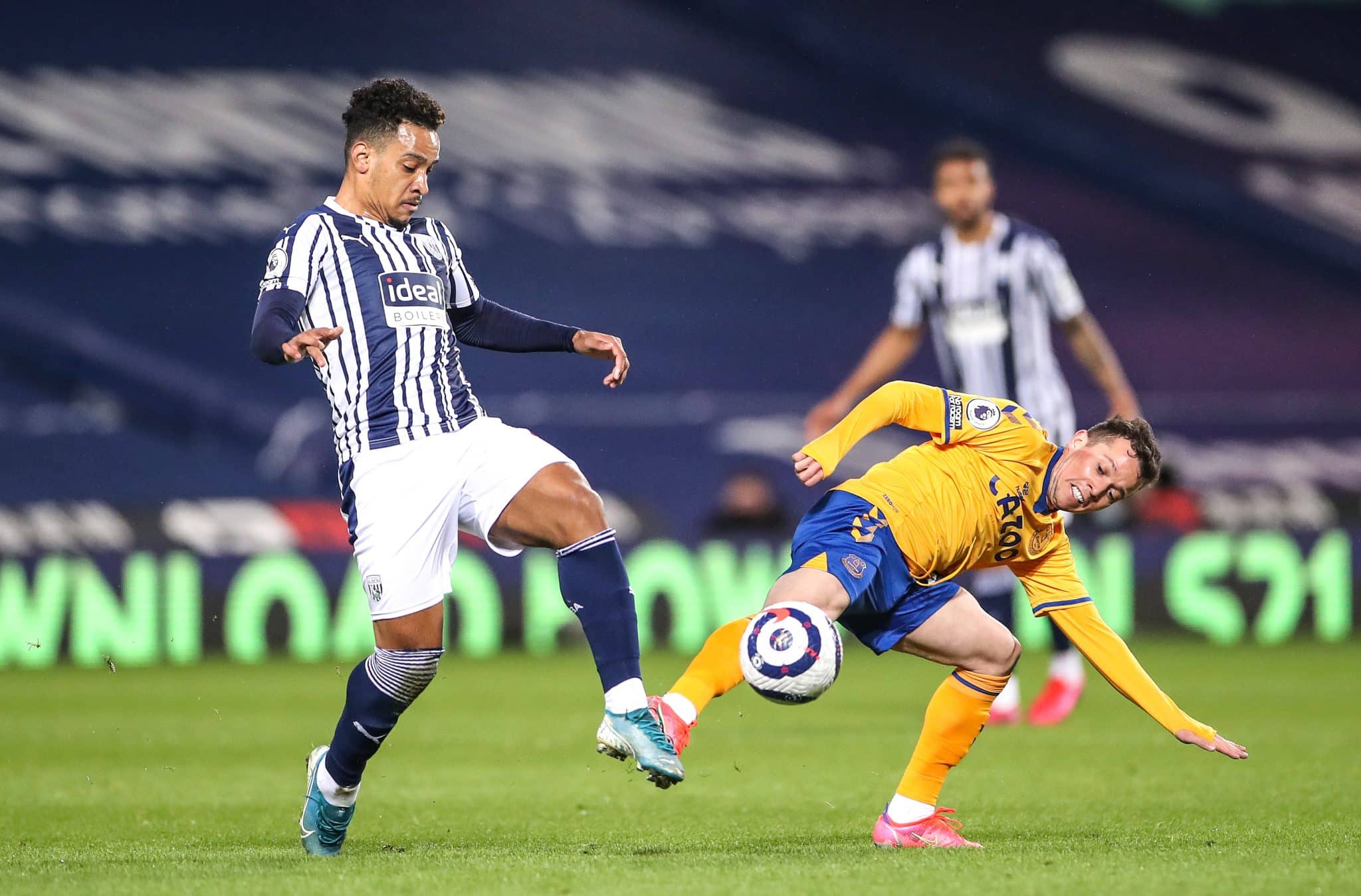 Matheus Pereira e Bernard em duelo na Premier League