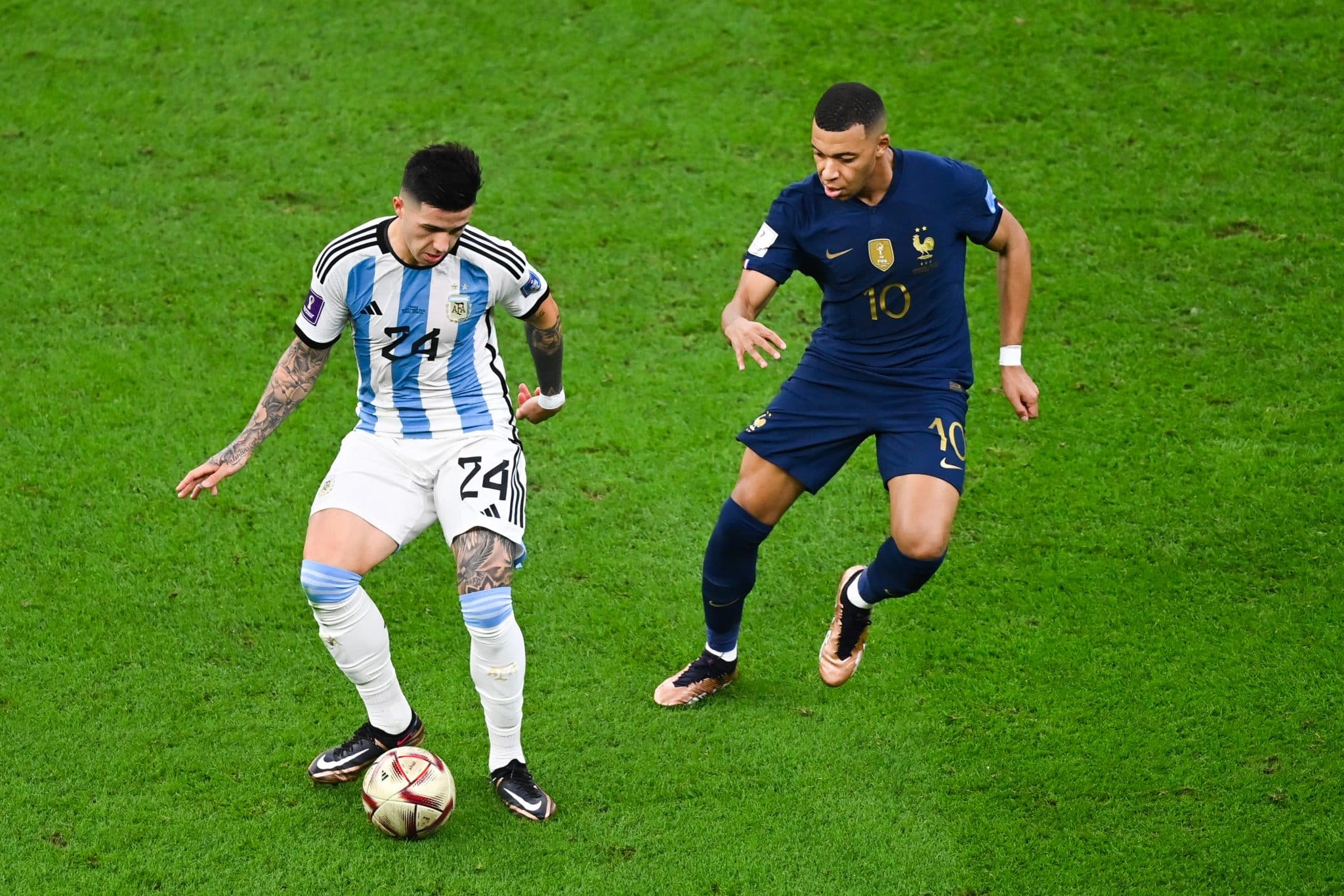 Enzo Fern&aacute;ndez e Kylian Mbapp&eacute; durante a final da Copa do Mundo de 2022, no Catar, disputada entre Argentina e Fran&ccedil;a. (Foto: Icon Sport)