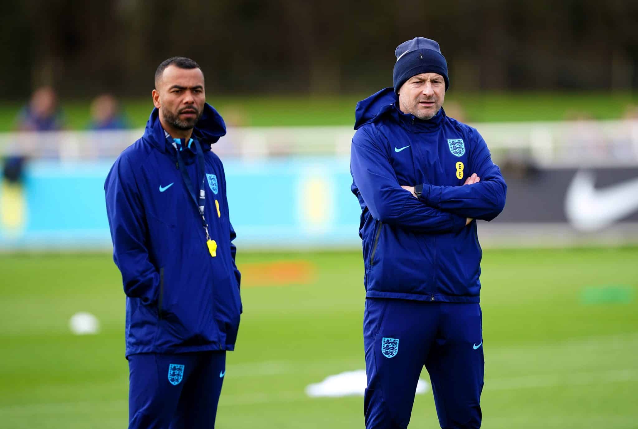 Lee Carsley e Ashley Cole, assistente t&eacute;cnico, em treinamento da equipe sub-21 da Inglaterra. Foto: Icon Sport