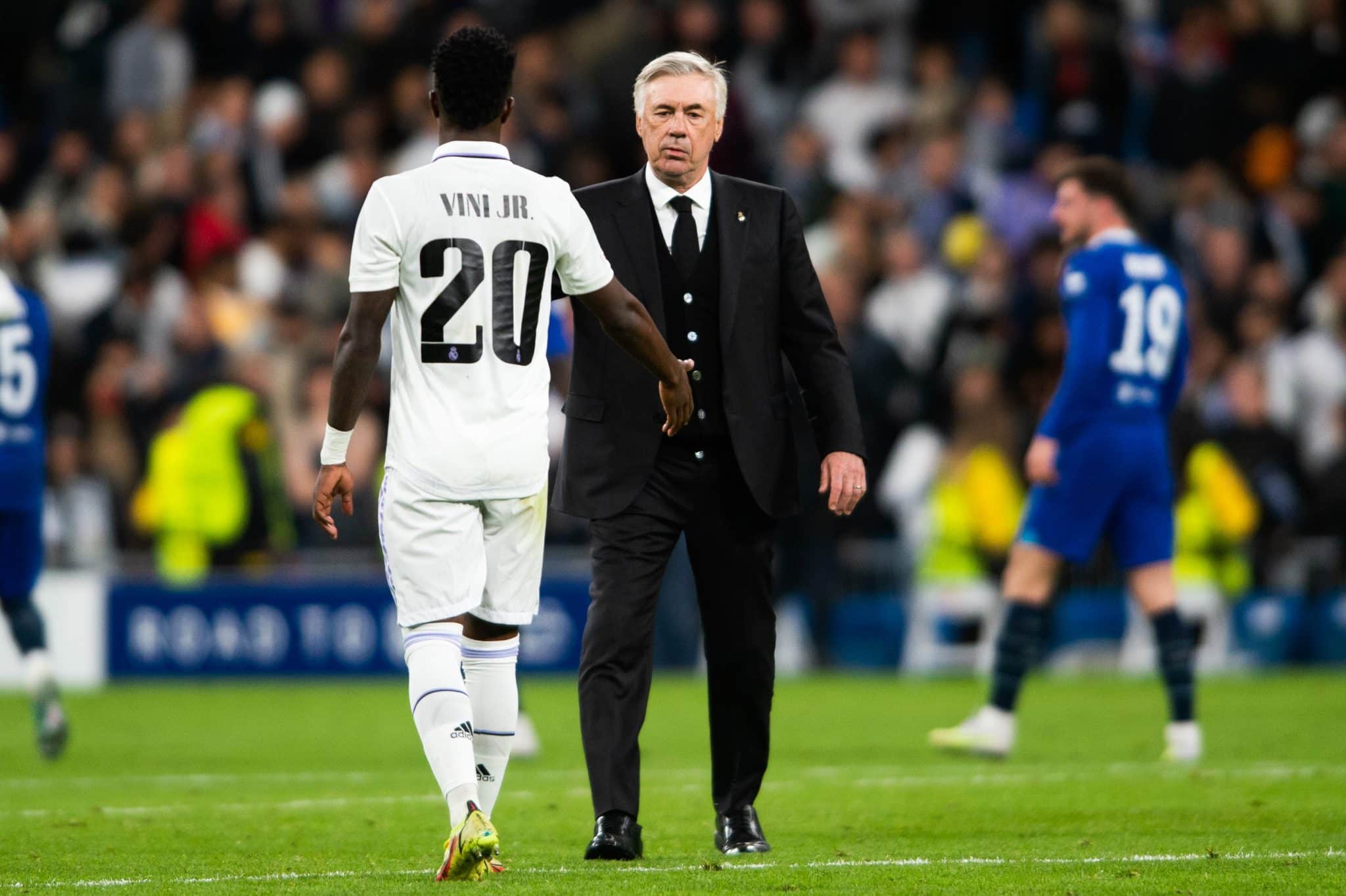 Vini Jr. cumprimenta Ancelotti em jogo do Real Madrid