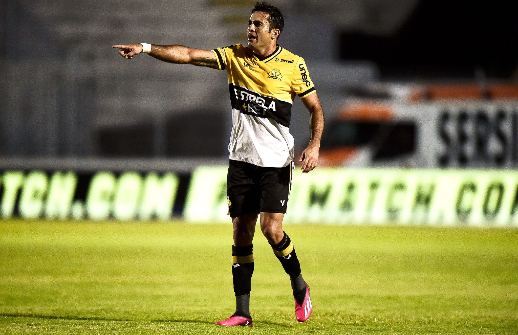 Eder em a&ccedil;&atilde;o pelo Crici&uacute;m