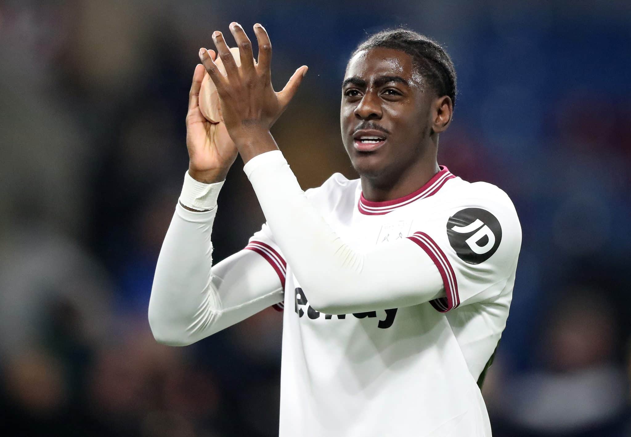 Divin Mubama encaminha acerto com o Manchester City. Foto: Icon Sport