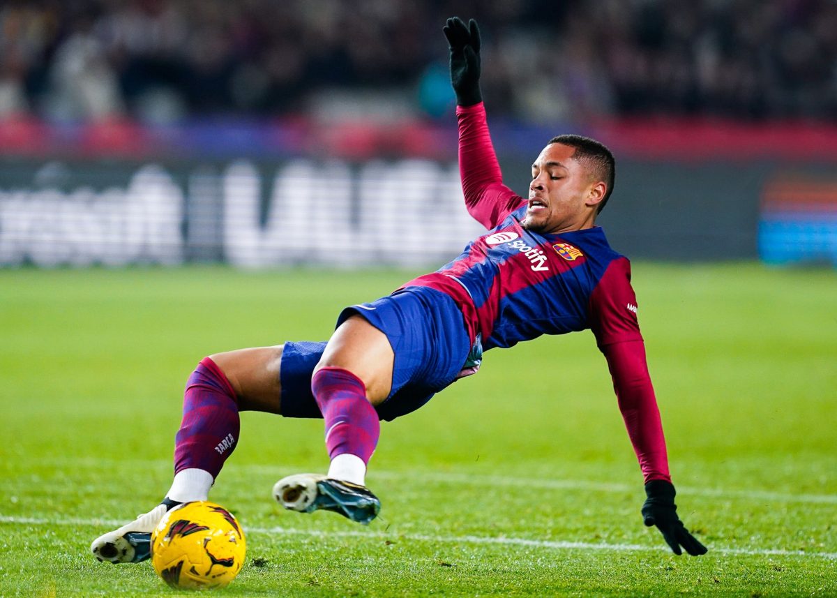 Atacante brasileiro Vitor Roque tenta dominar bola.