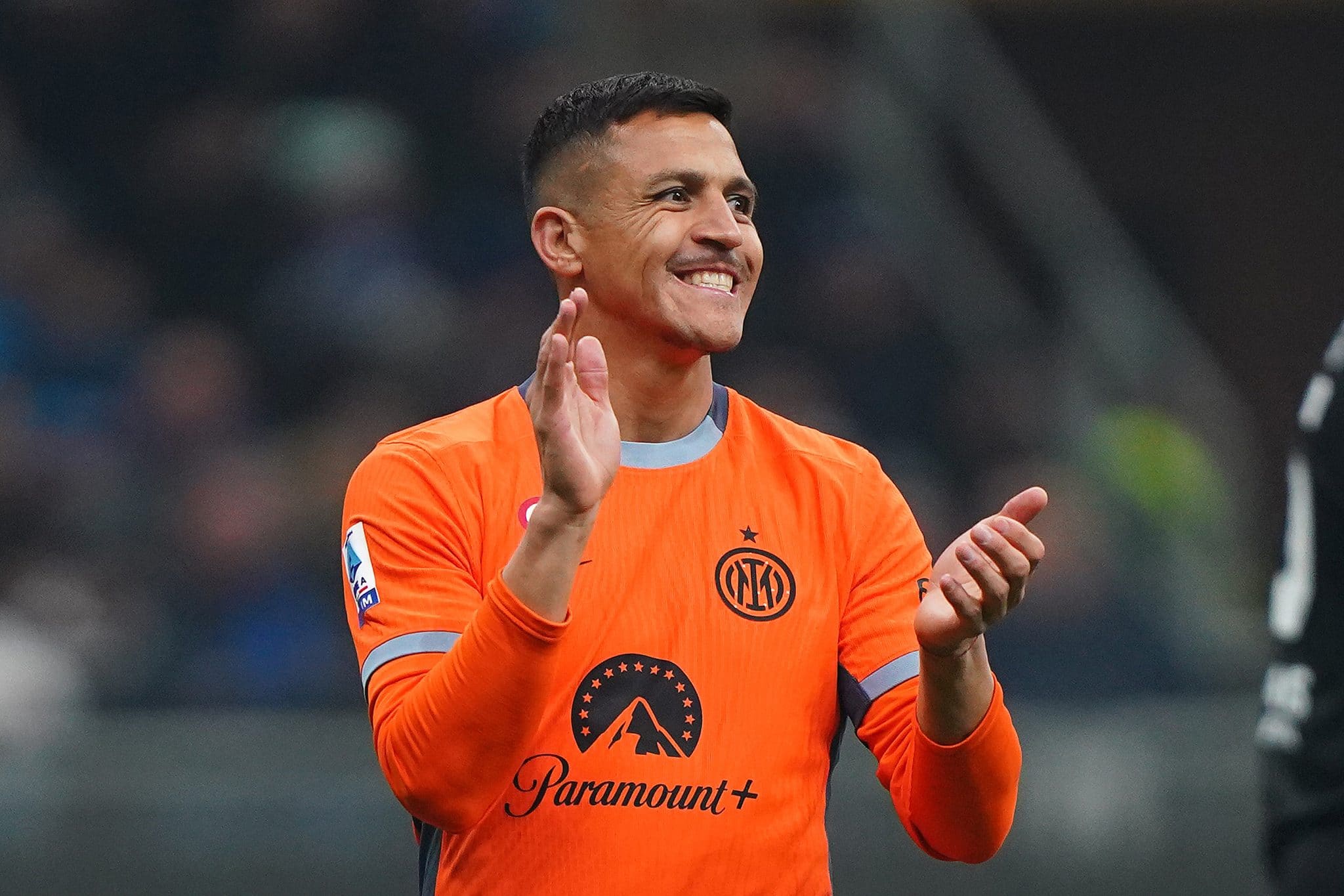 Alexis S&aacute;nchez recebe proposta e pode voltar ao seu primeiro clube da Europa