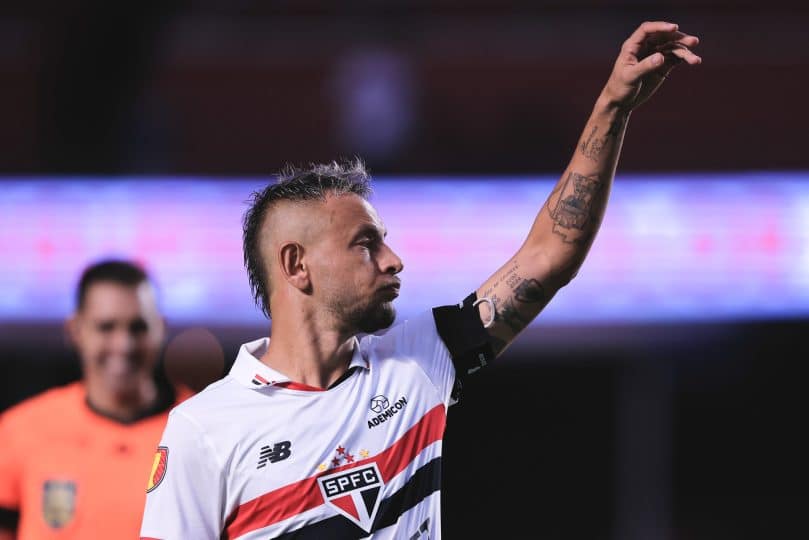 Fica para 2025? Rafinha bate martelo com o São Paulo e toma decisão sobre aposentadoria