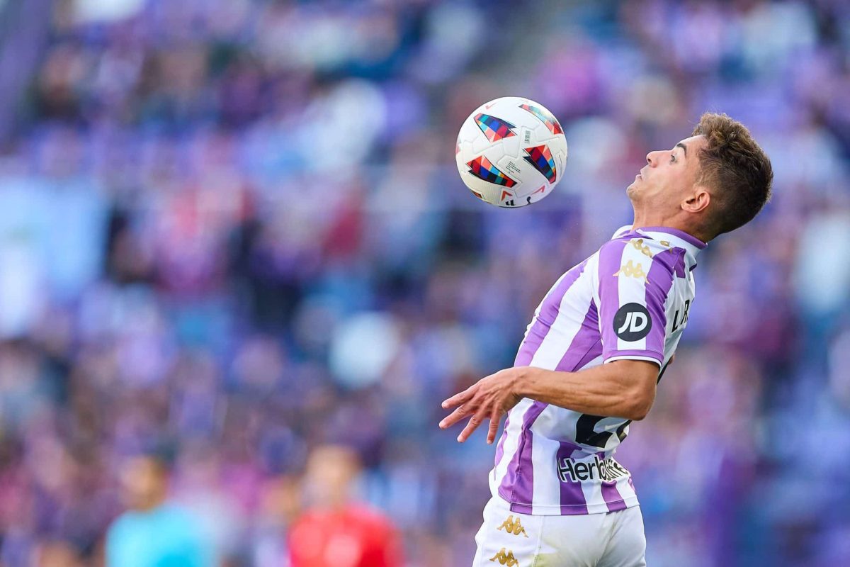 Lateral brasileiro Lucas Rosa domina bola.