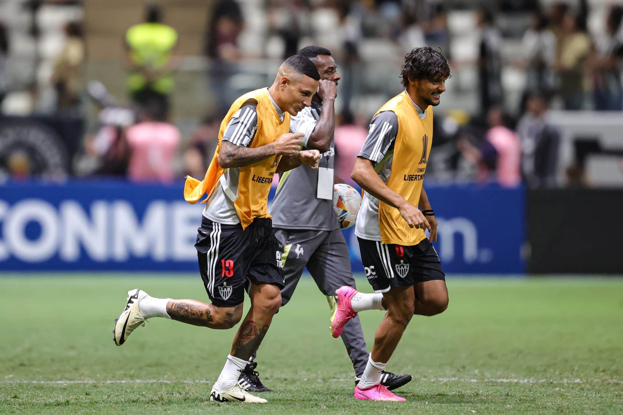 Guilherme Arana e Gustavo Scarpa no pr&eacute;-jogo pelo Atl&eacute;tico