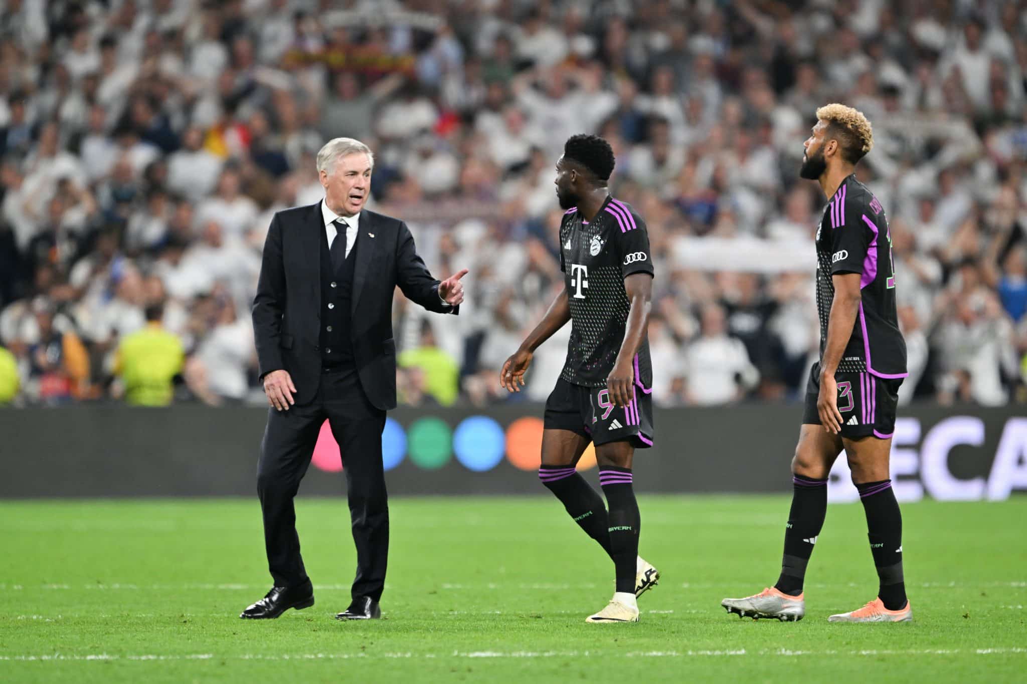 Carlo Ancelotti, t&eacute;cnico do Real Madrid, e Alphonso Davies, durante as semifinais da Champions League. Foto: Icon Sport
