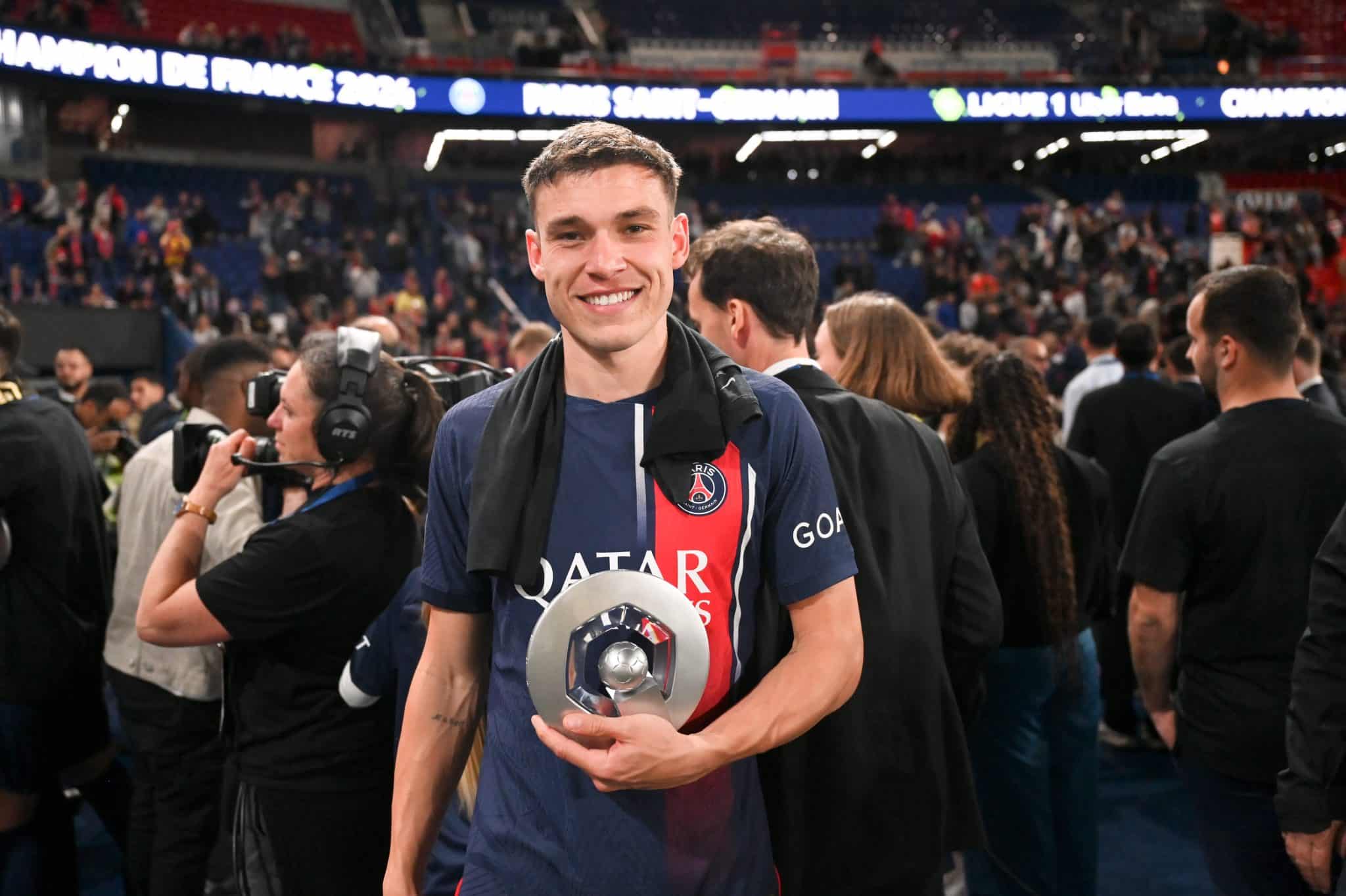 Ugarte posa com pr&ecirc;mio de melhor jogador da partida
