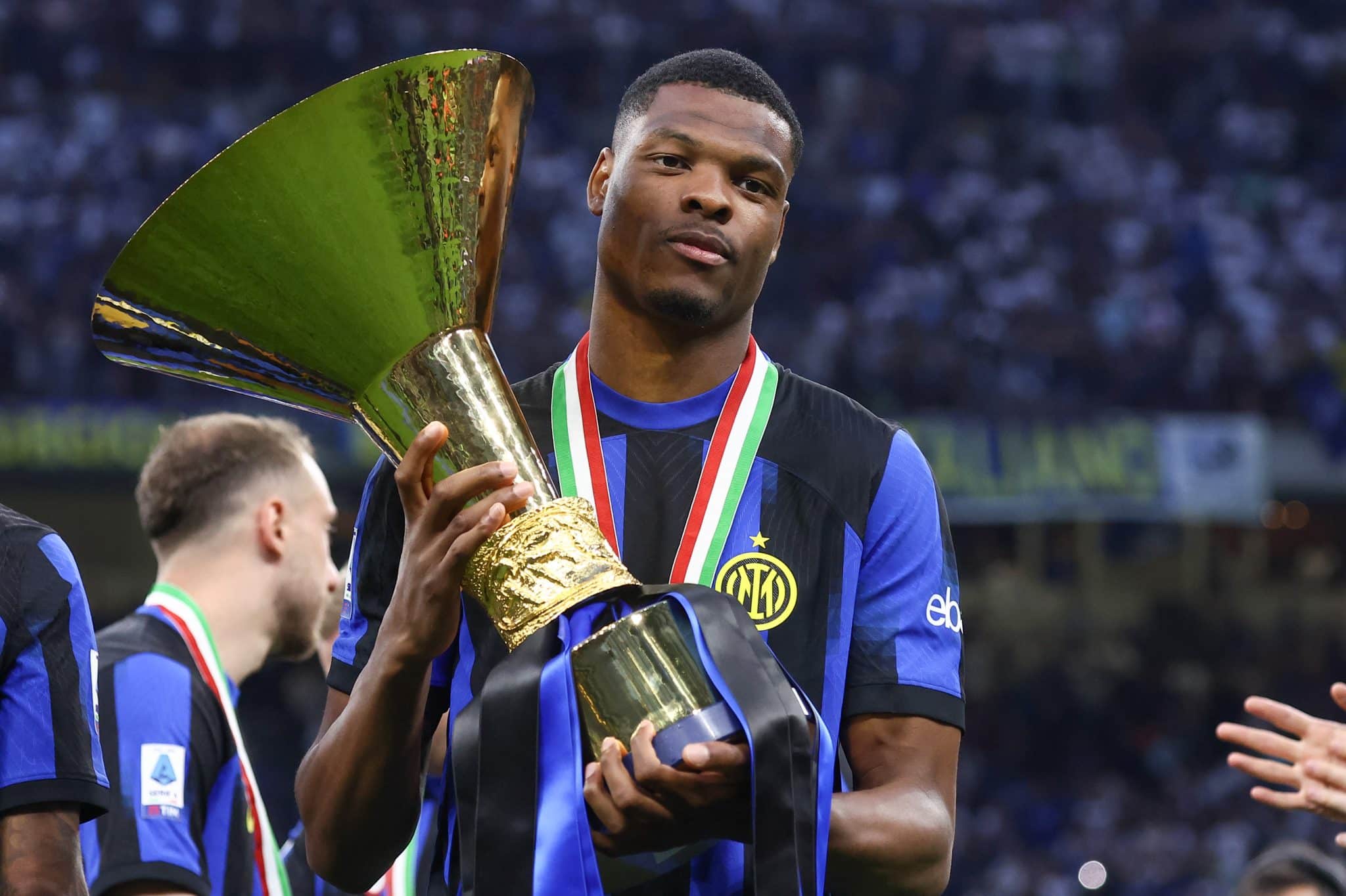 Dumfries? Barcelona toma decis&atilde;o sobre contratar um novo lateral-direito