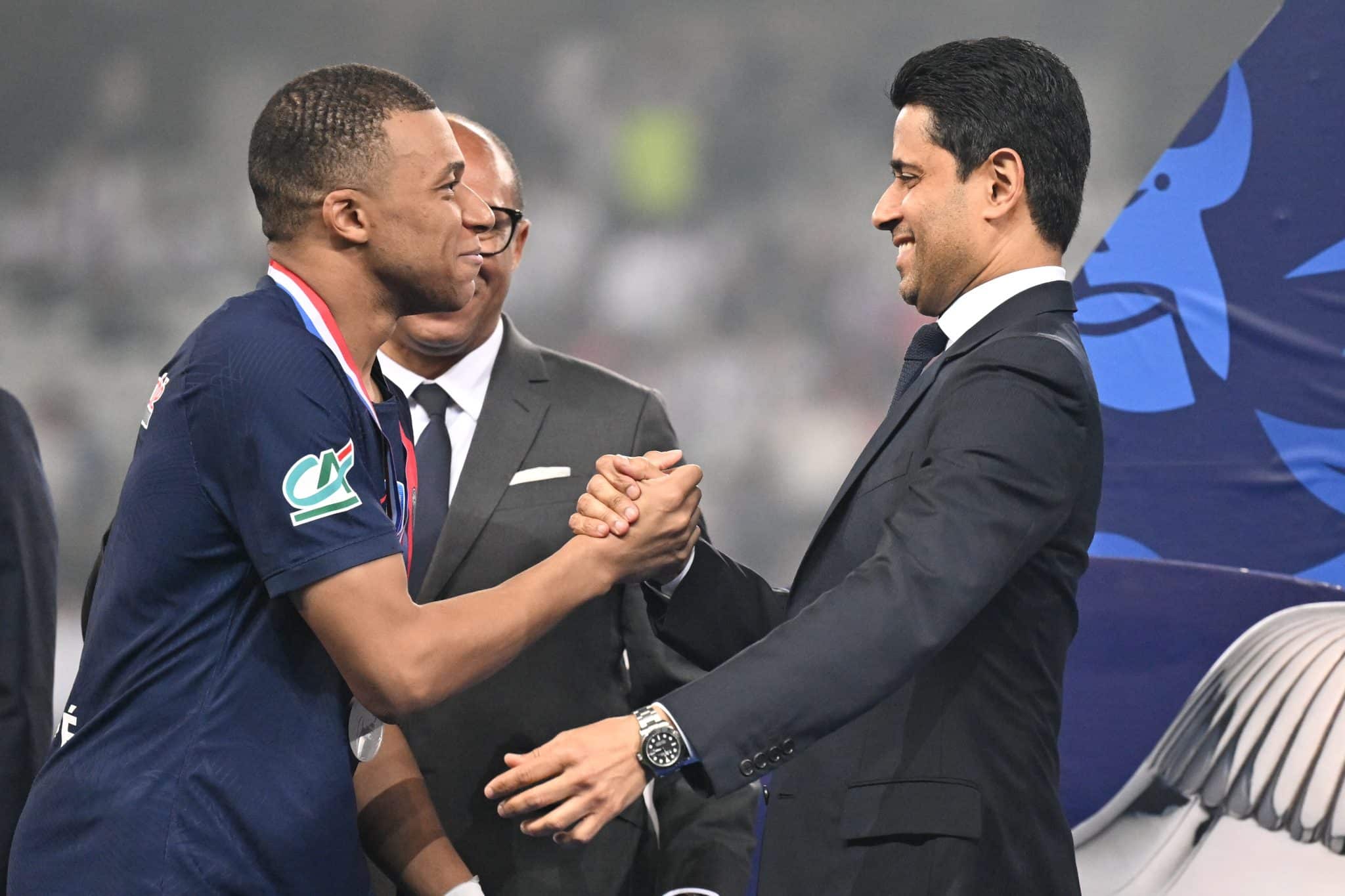 Mbapp&eacute; e Nasser Al-Khelaifi, presidente do PSG. Foto: (Icon Sport)