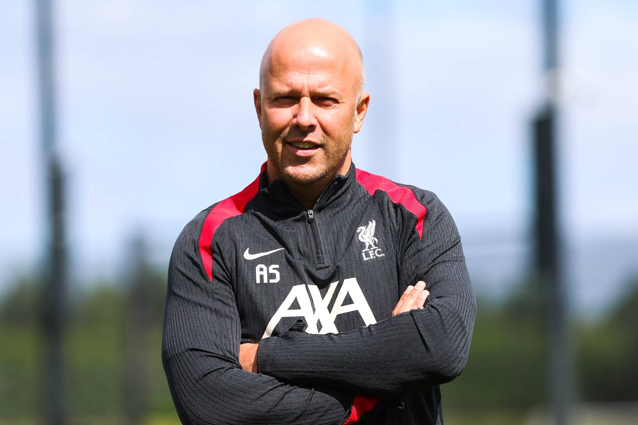 Arne Slot tem a miss&atilde;o de criar uma nova identidade no Liverpool e 'definir' o futuro de Arnold, Van Dijk e Salah para a pr&oacute;xima temporada. Foto: Icon Sport