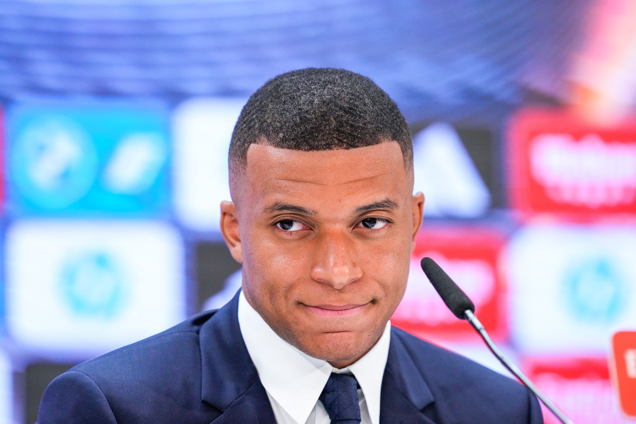 Mbapp&eacute; cobra 55 milh&otilde;es de euros do PSG por d&iacute;vidas