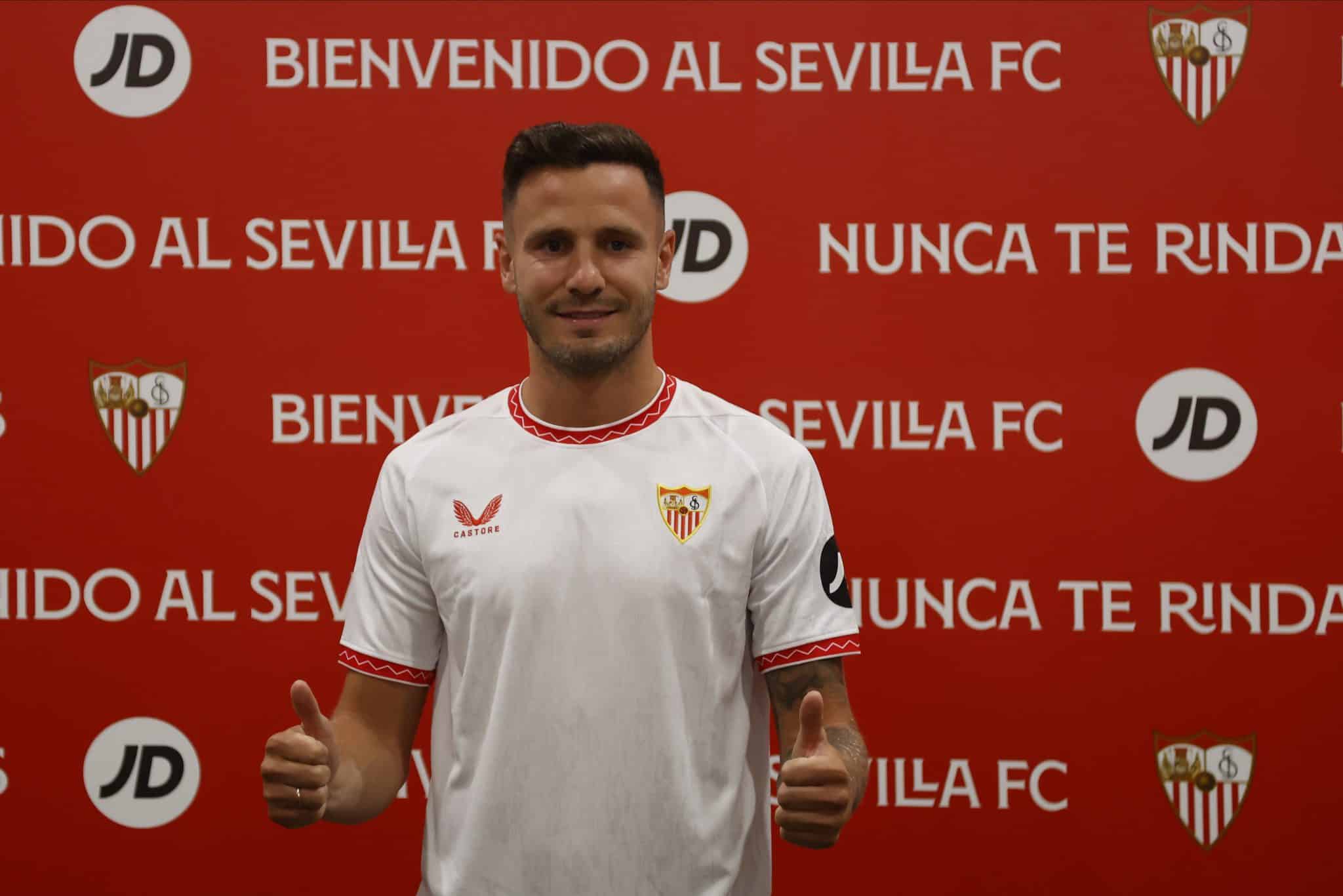 O meio-campista Sa&uacute;l &Ntilde;&iacute;guez durante apresenta&ccedil;&atilde;o no Sevilla