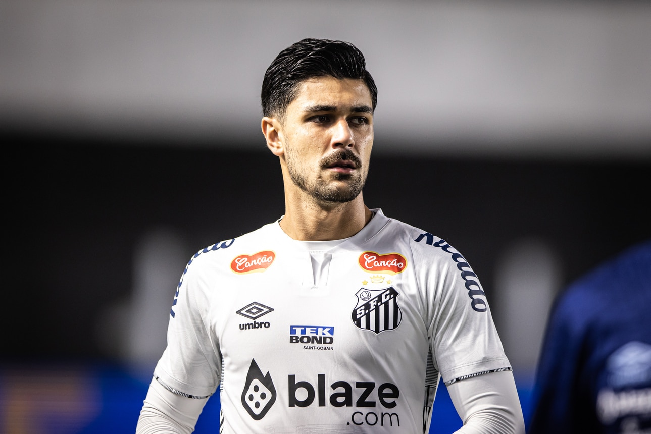 Jo&atilde;o Basso durante uma partida do Santos