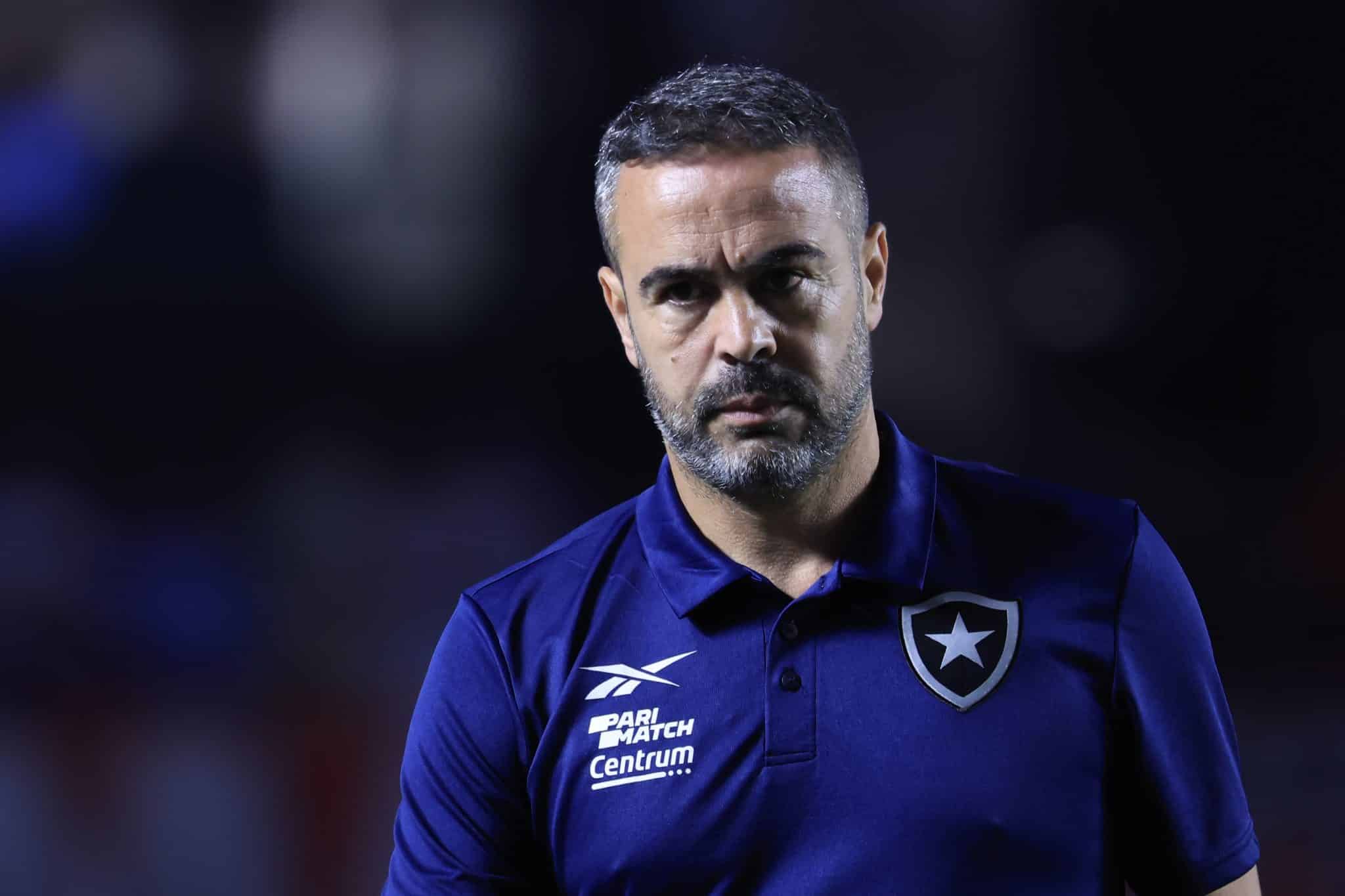 Artur Jorge condena arbitragem ap&oacute;s elimina&ccedil;&atilde;o do Botafogo: &lsquo;Vai ter gente envergonhada&rsquo;