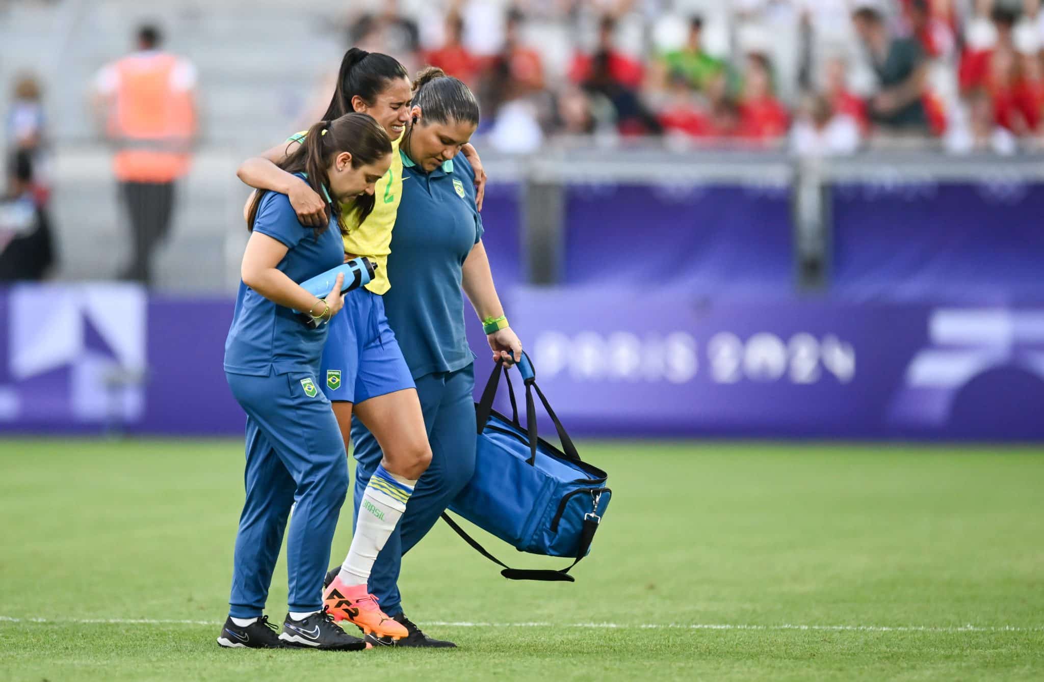 Por classifica&ccedil;&atilde;o, lateral da Sele&ccedil;&atilde;o Brasileira chegou a jogar com fratura na perna