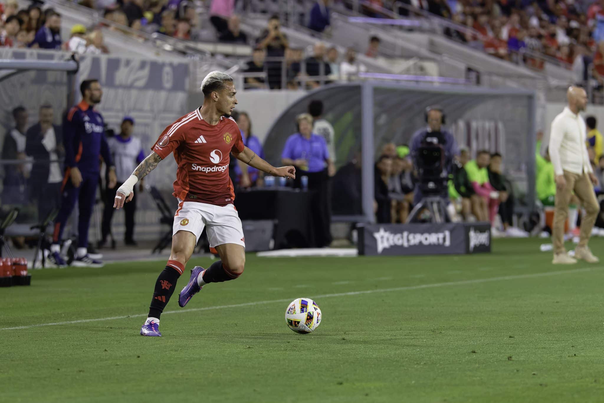 Antony em a&ccedil;&atilde;o pelo Manchester United na pr&eacute;-temporada 2024/2025. Foto: Icon Sport