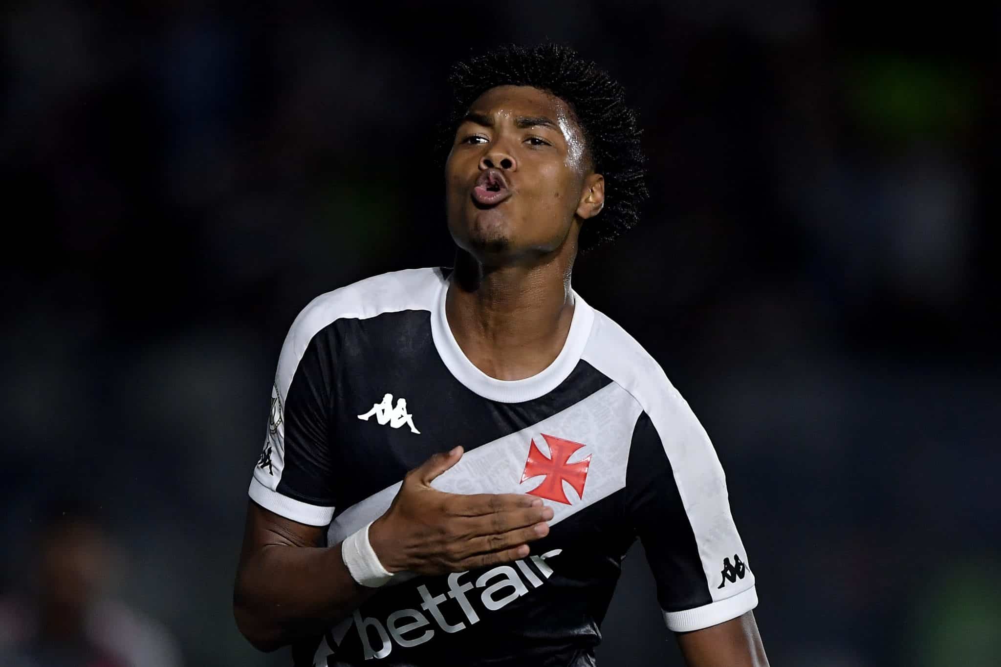 Quem &eacute; o garoto de R$ 370 milh&otilde;es que iniciou a rea&ccedil;&atilde;o do Vasco contra o RB Bragantino
