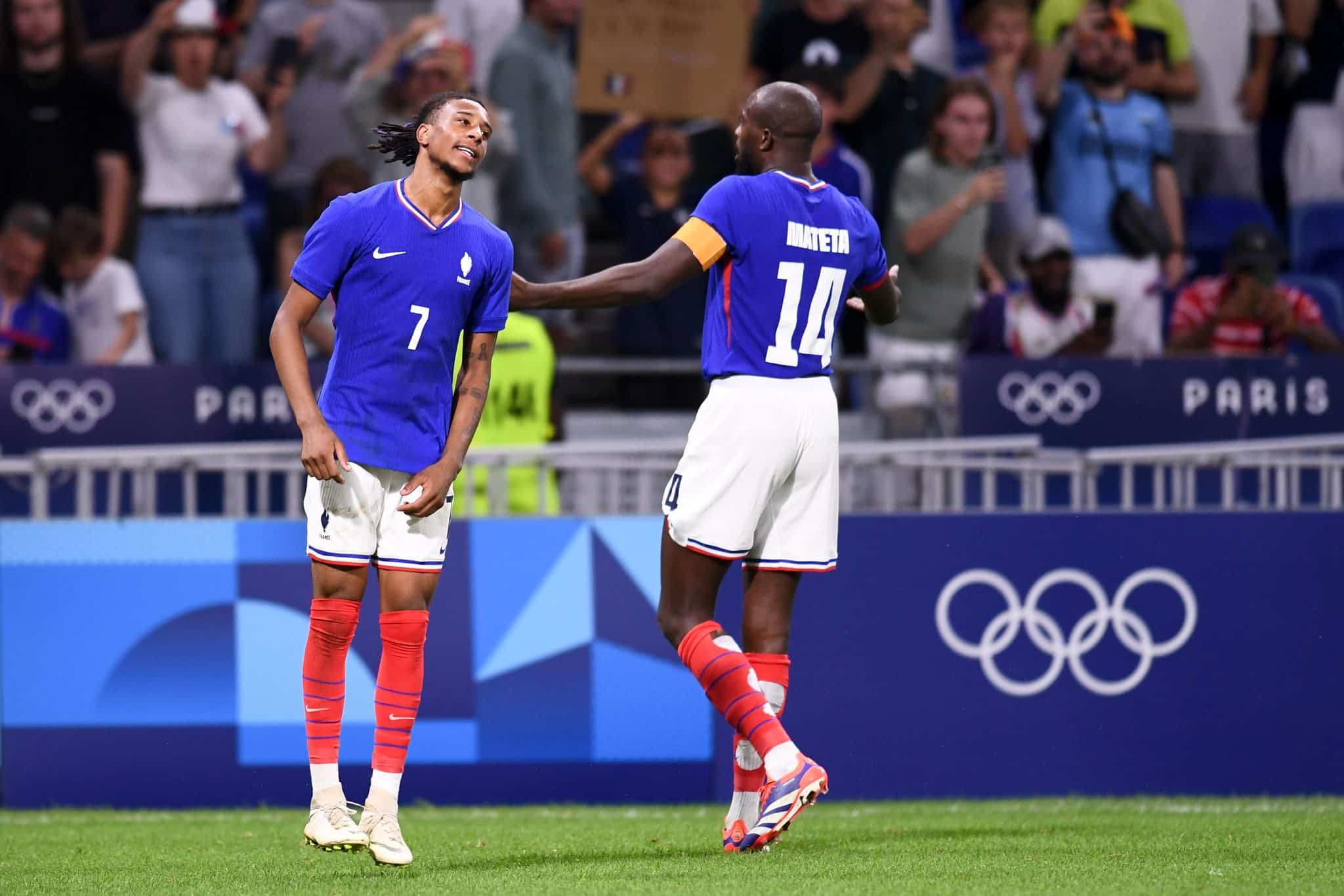 Mateta e Olise celebram gol pela sele&ccedil;&atilde;o francesa contra o Egito