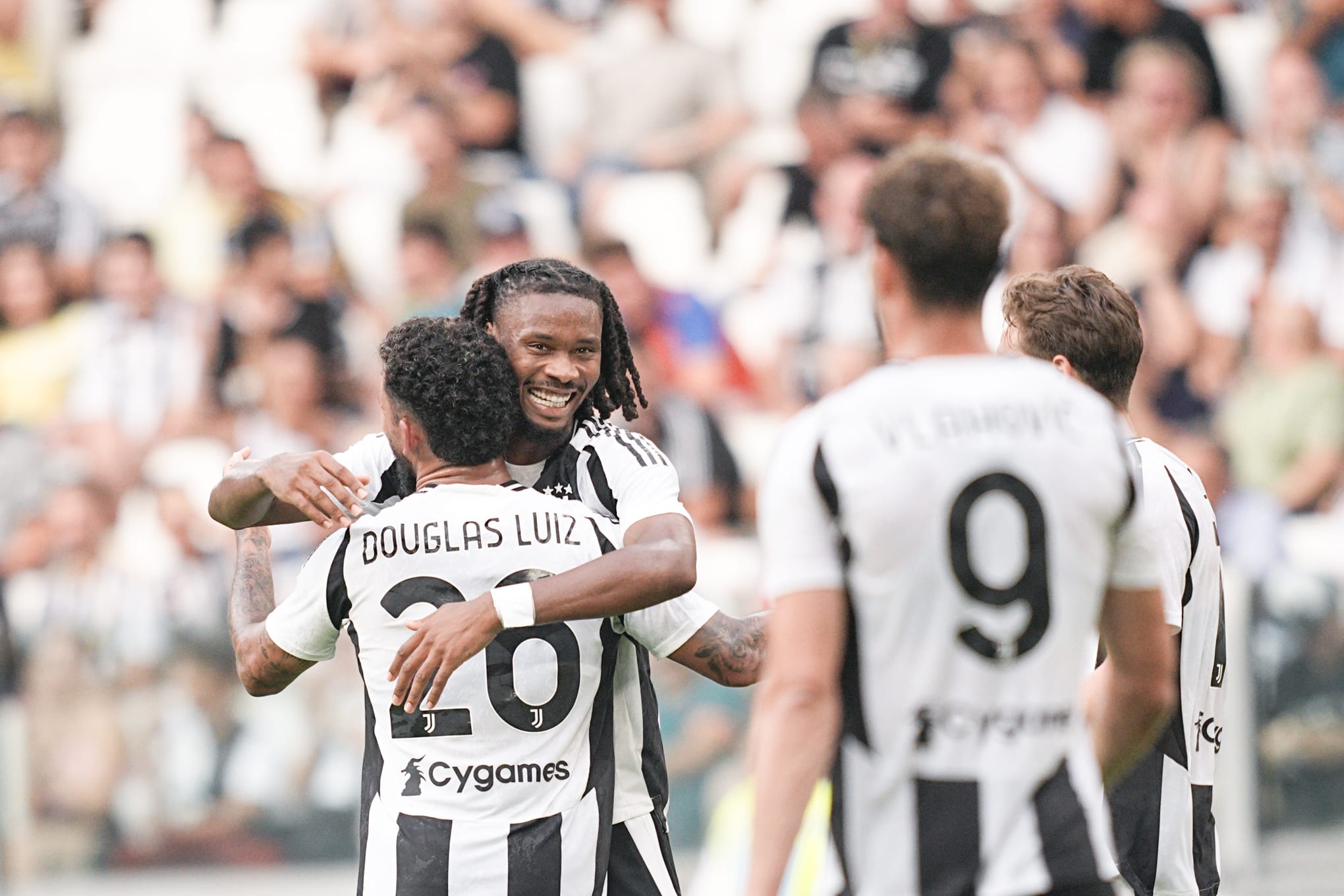 Douglas Luiz e Kh&eacute;phren Thuram foram as principais contrata&ccedil;&otilde;es da Juventus para a temporada 2024/2025. Foto: Icon Sport