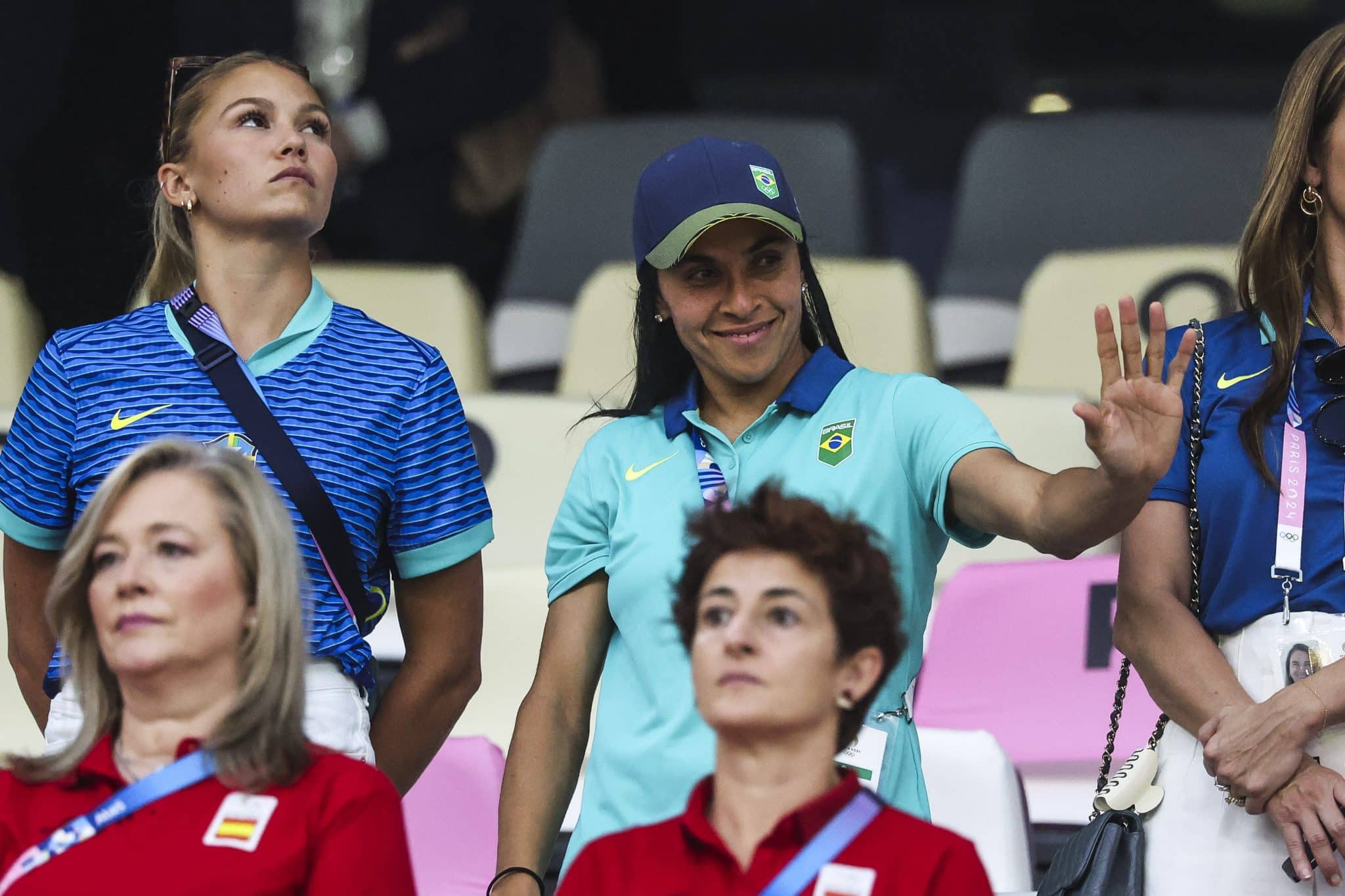 Suspensa, Marta acompanhou a semifinal nas tribunas do Velodrome
