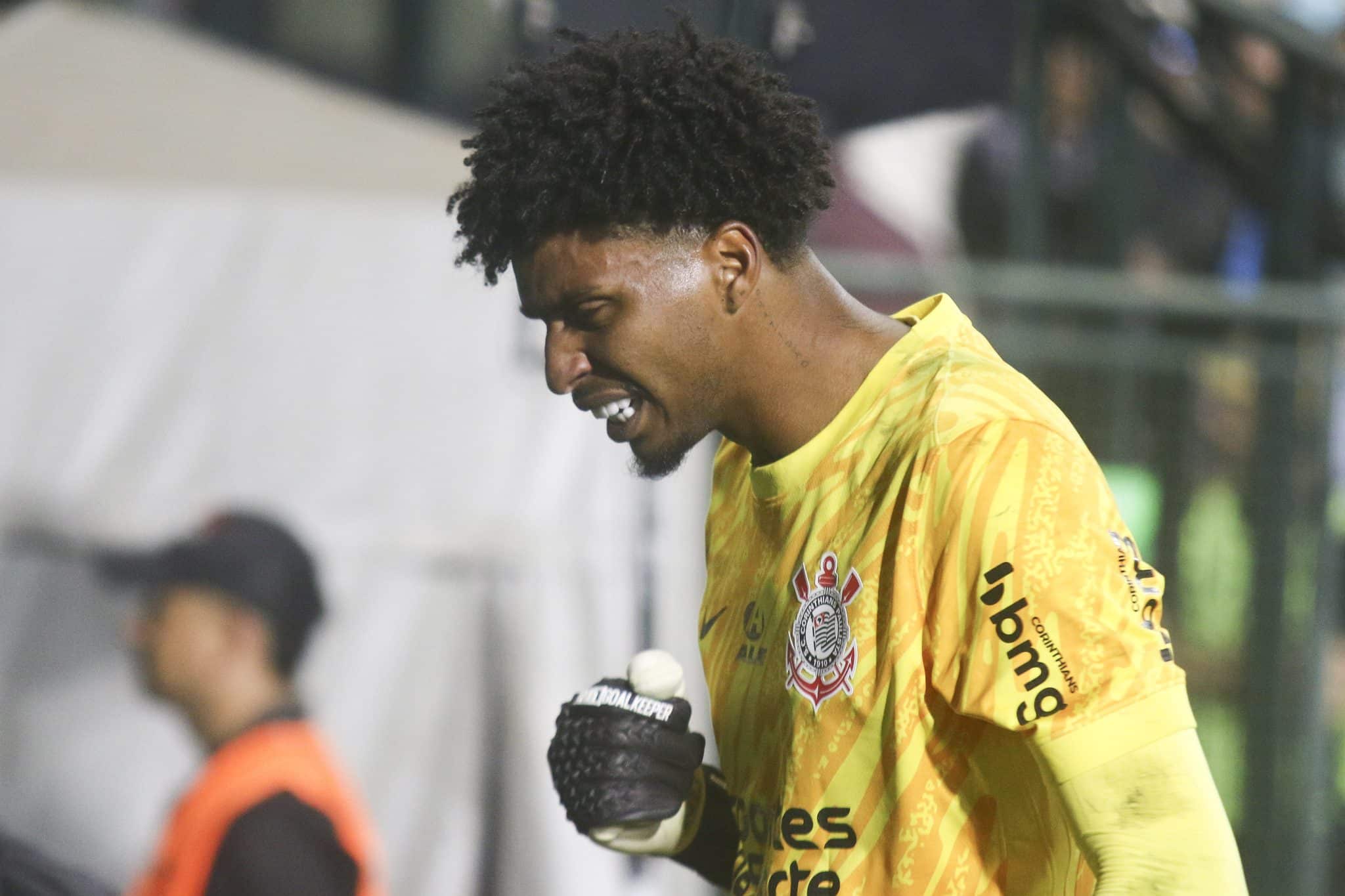 Com desobedi&ecirc;ncia e heran&ccedil;a de C&aacute;ssio, Hugo Souza encerra discuss&atilde;o no Corinthians