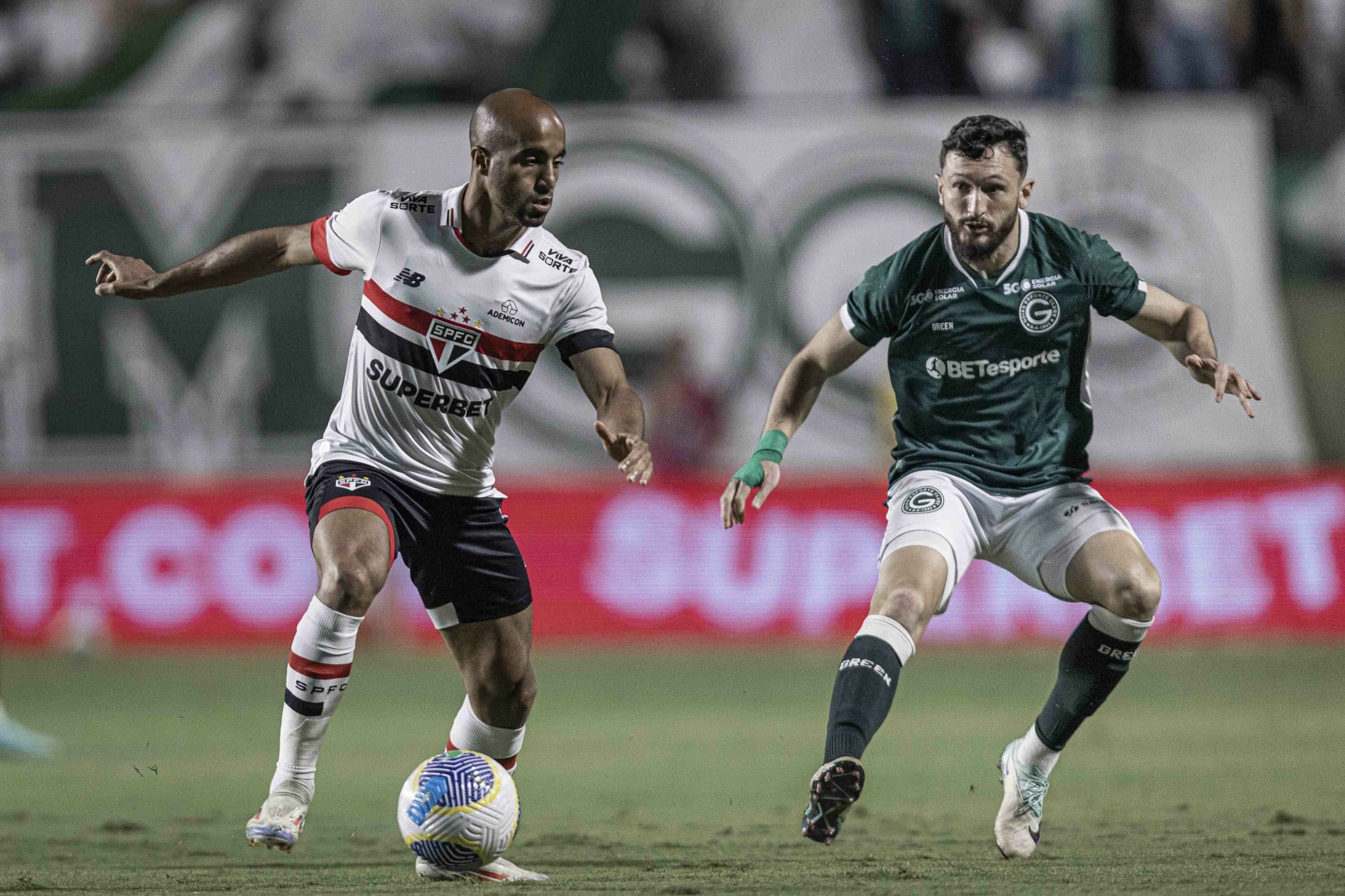 Lucas Moura, em a&ccedil;&atilde;o contra o Goi&aacute;s