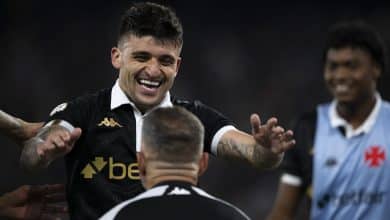 De onde vem a for&ccedil;a: Victor Luis se emociona ao falar da fam&iacute;lia e momento no Vasco