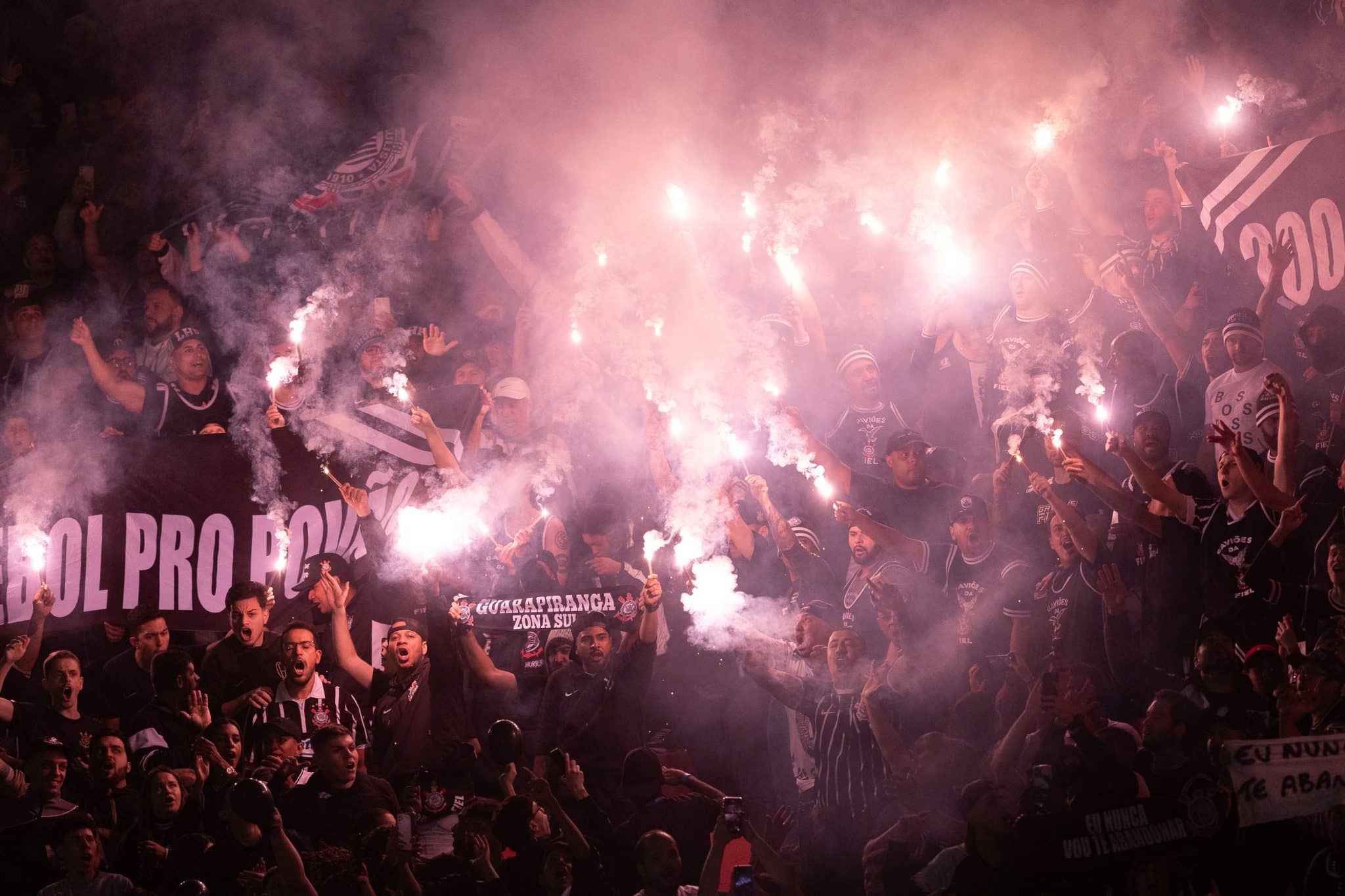 Corinthians completa 114 anos com pouca coisa a se comemorar, mas presente valioso