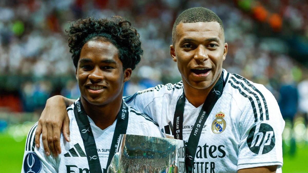 Endrick e Mbapp&eacute; com a ta&ccedil;a da Supercopa da Uefa