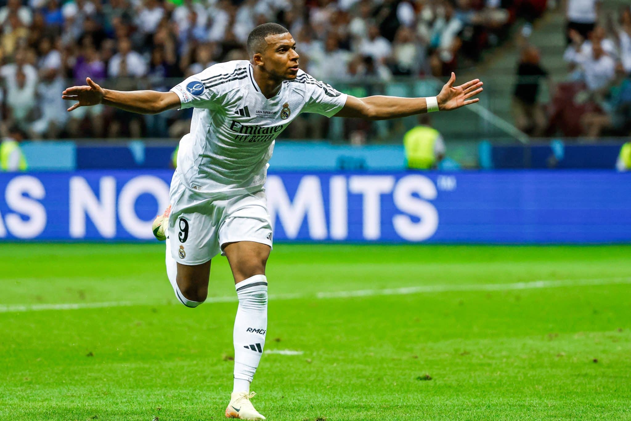 Mbapp&eacute; marcou seu primeiro gol em partidas oficiais pelo Real Madrid contra a Atalanta, na Supercopa da Uefa. Foto: Icon Sport