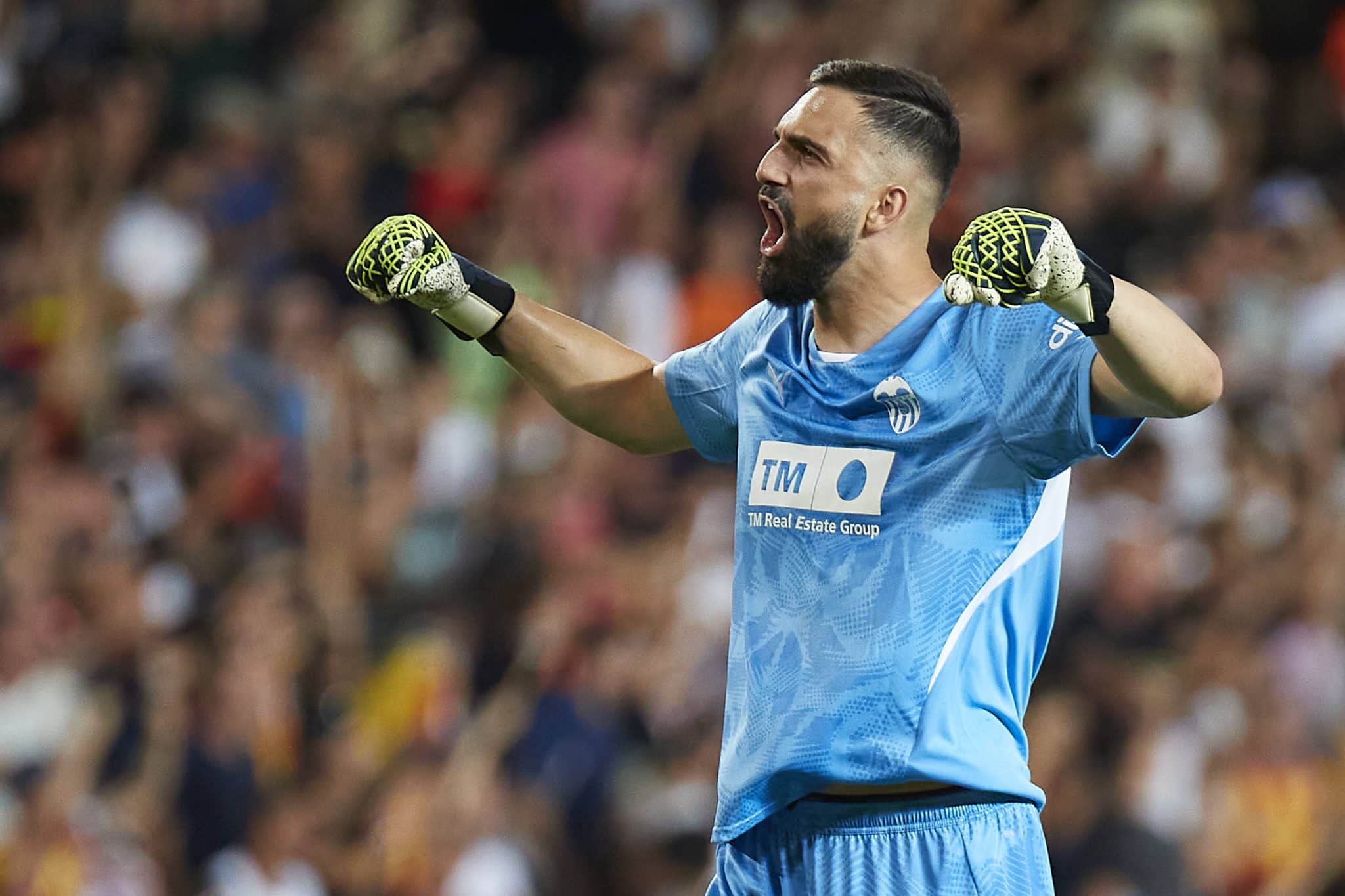 Liverpool investe alto em herdeiro de Alisson, mas n&atilde;o o ter&aacute; imediatamente; entenda