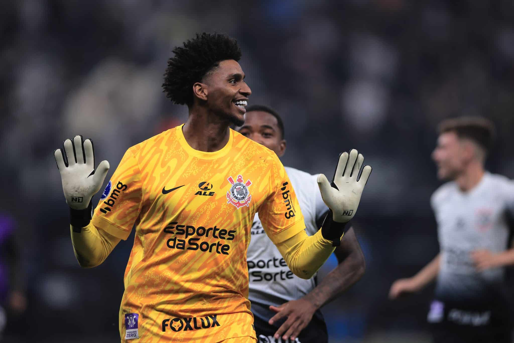 Hugo Souza abre a porta da esperan&ccedil;a para o Corinthians na Sul-Americana