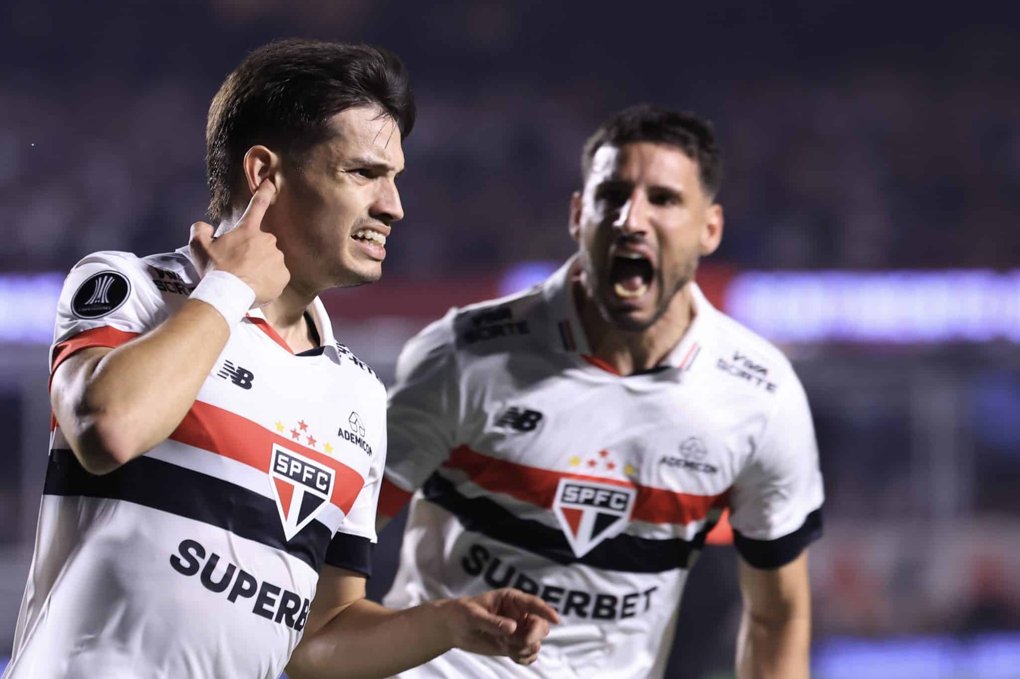 A noite em que a torcida conduziu o S&atilde;o Paulo &agrave;s quartas de final da Libertadores