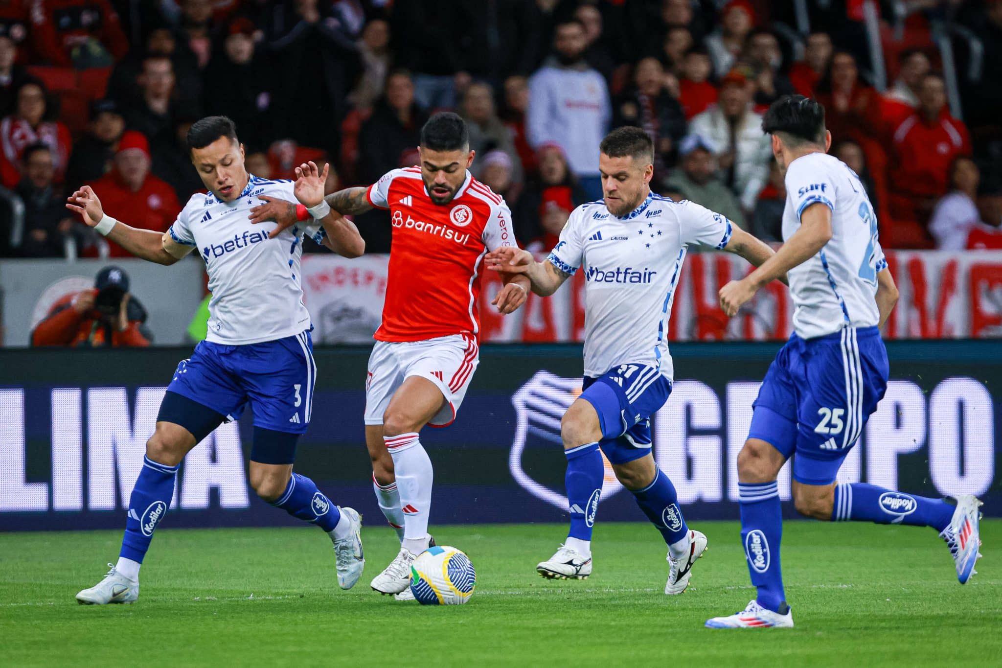Bruno Tabata recebe marca&ccedil;&atilde;o tripla durante Inter x Cruzeiro