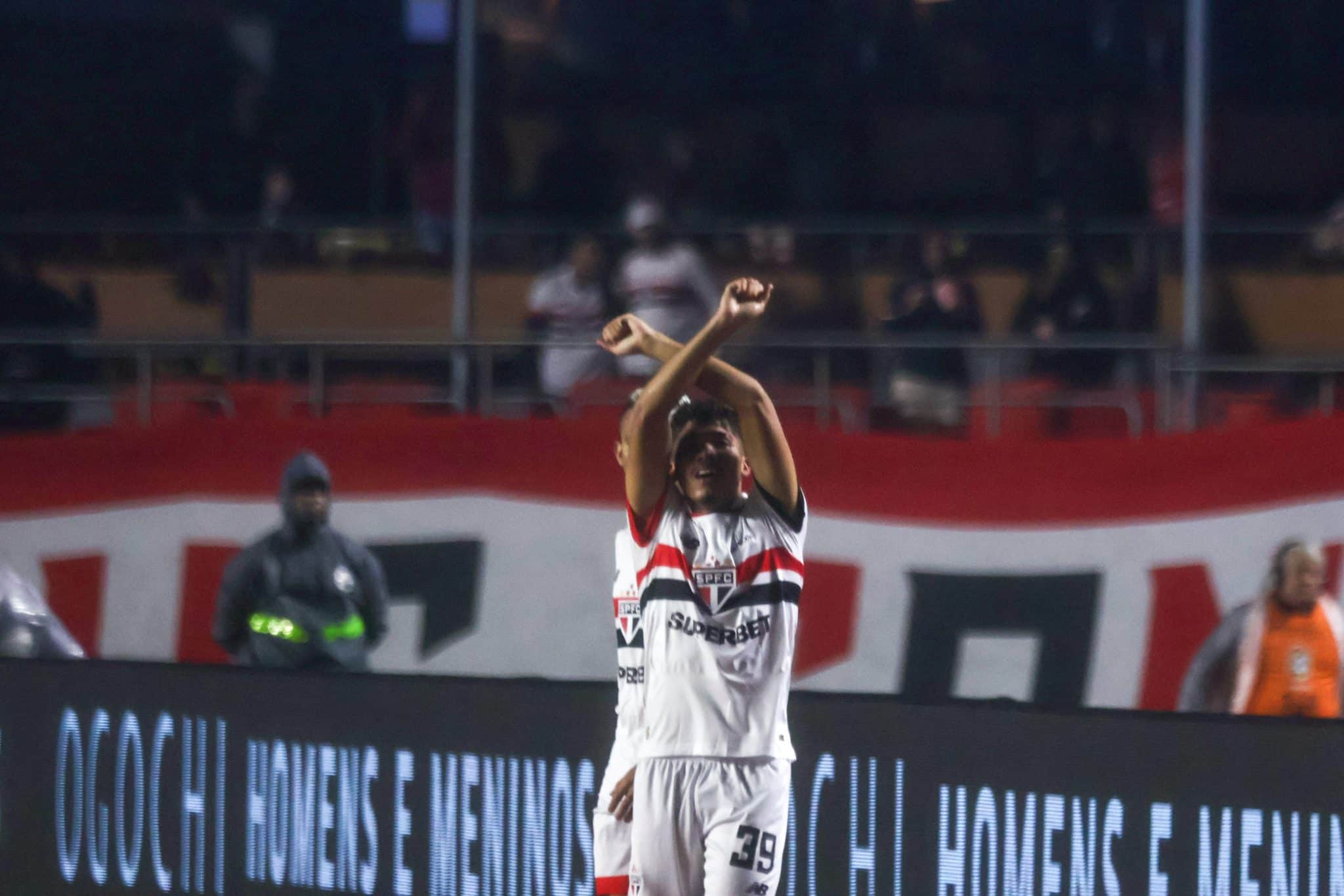 William Gomes vibra com seu primeiro gol como profissional