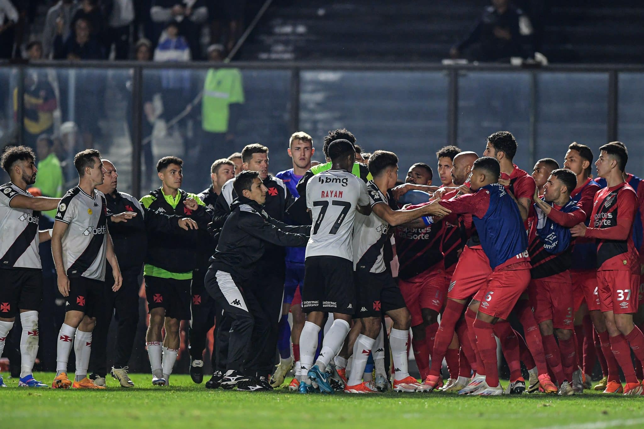 Reuni&atilde;o ajuda a apaziguar &acirc;nimos entre Vasco e Athletico-PR ap&oacute;s confus&atilde;o