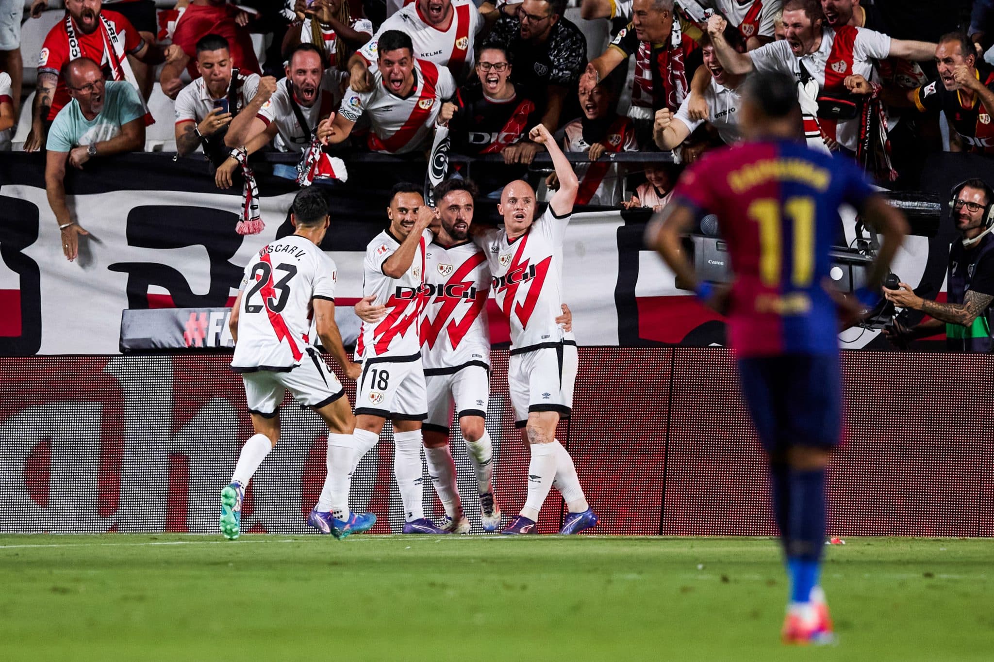 Unai L&oacute;pez celebra gol ao lado dos companheiros de Rayo Vallecano