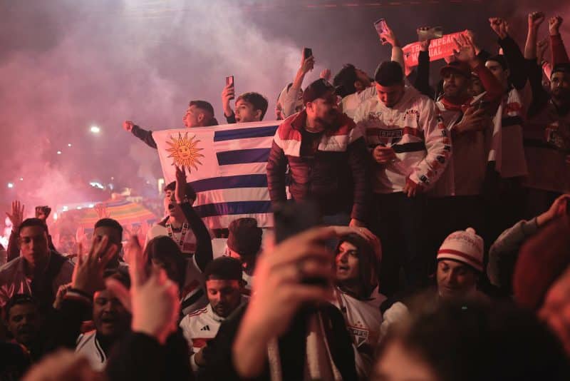 Lágrimas em campo, fogos azuis e aplausos: MorumBIS se emociona em homenagens para Izquierdo