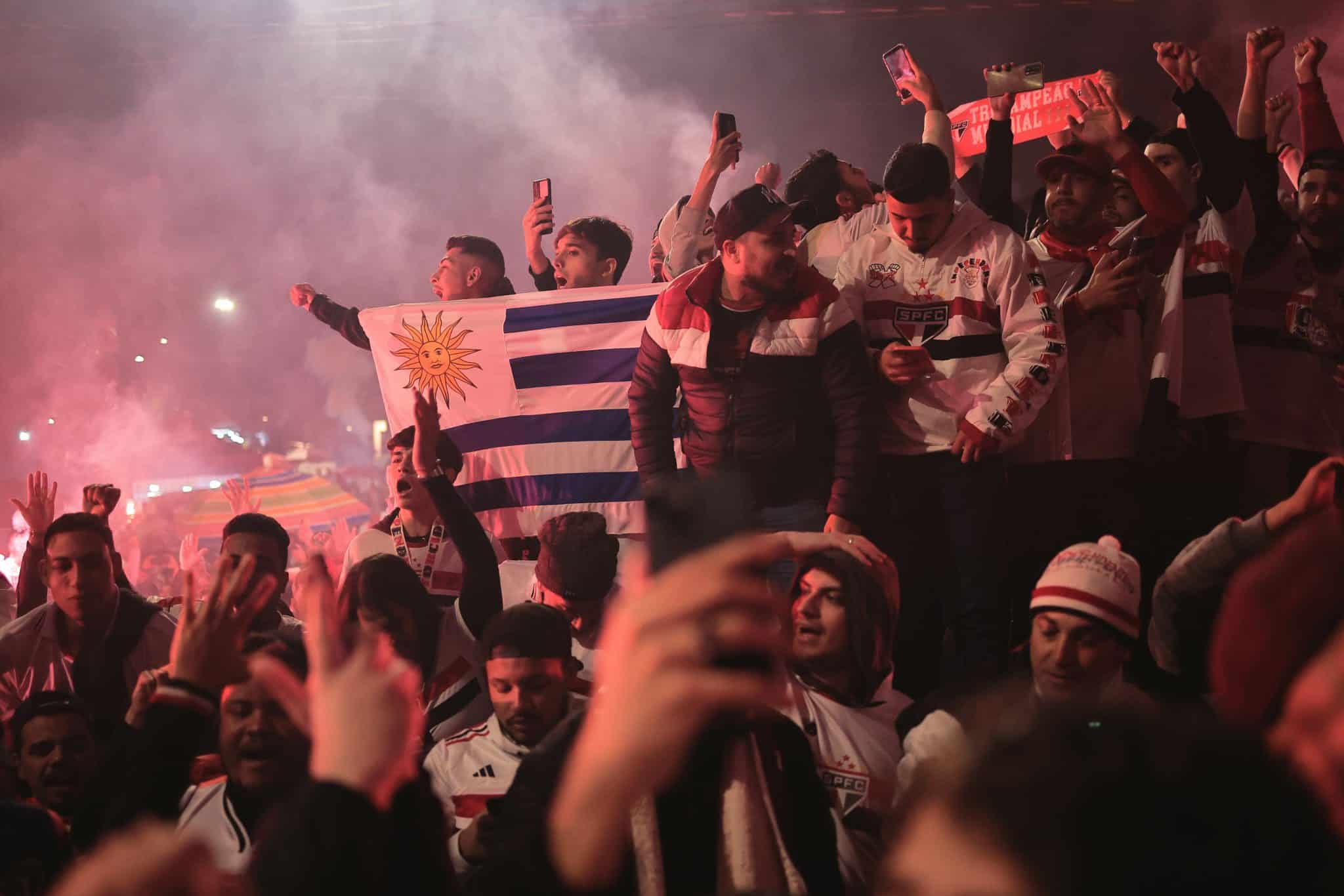 L&aacute;grimas em campo, fogos azuis e aplausos: MorumBIS se emociona em homenagens para Izquierdo